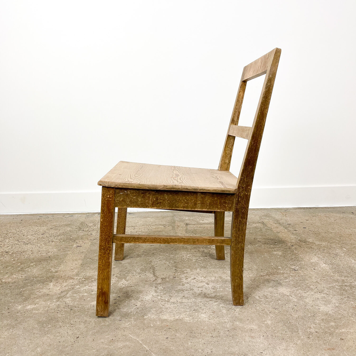 Chaise de ferme en pin antique d’orme suédois