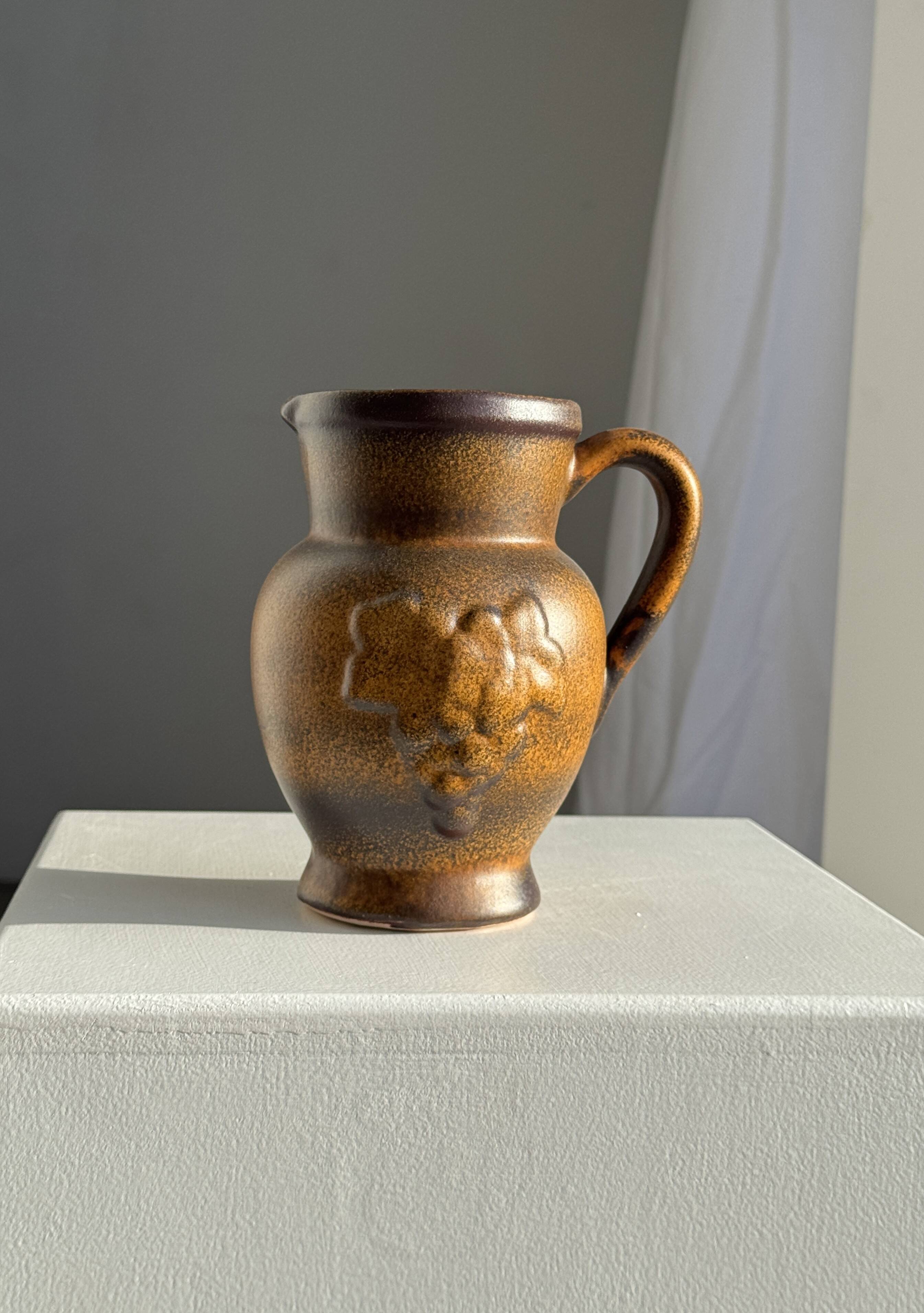 Speckled stoneware jug with grape pattern H17