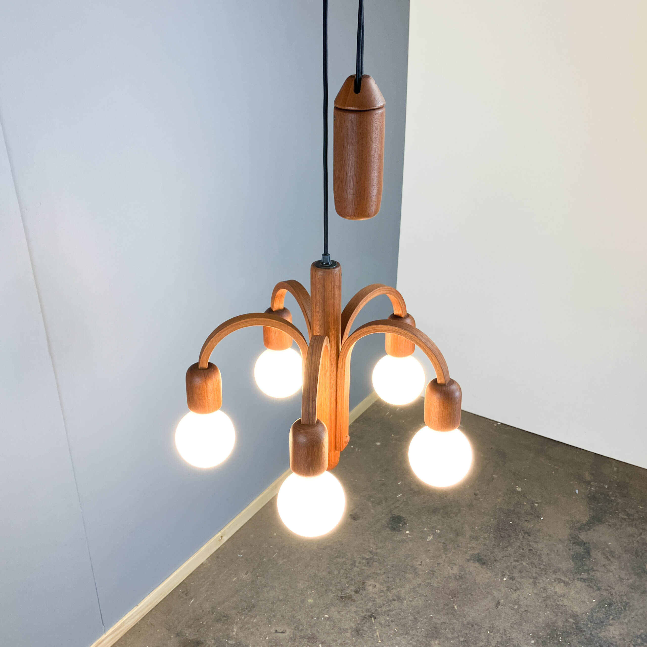 ‘Candela’ chandelier/pendant light by F. G. Schmidt for Domus, teak with 5 globe bulbs, 1960s