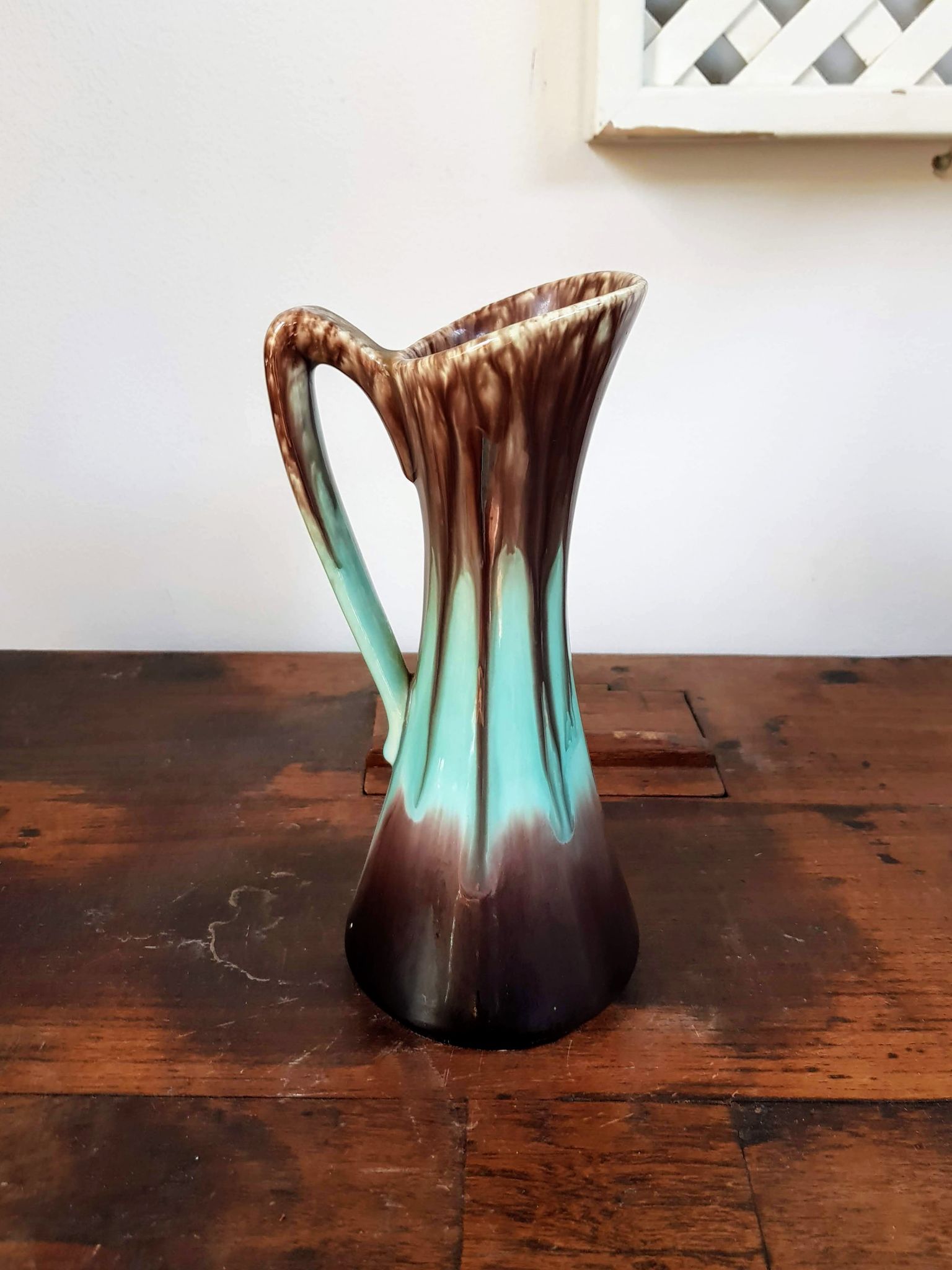 Pichet antique en céramique brune et verte