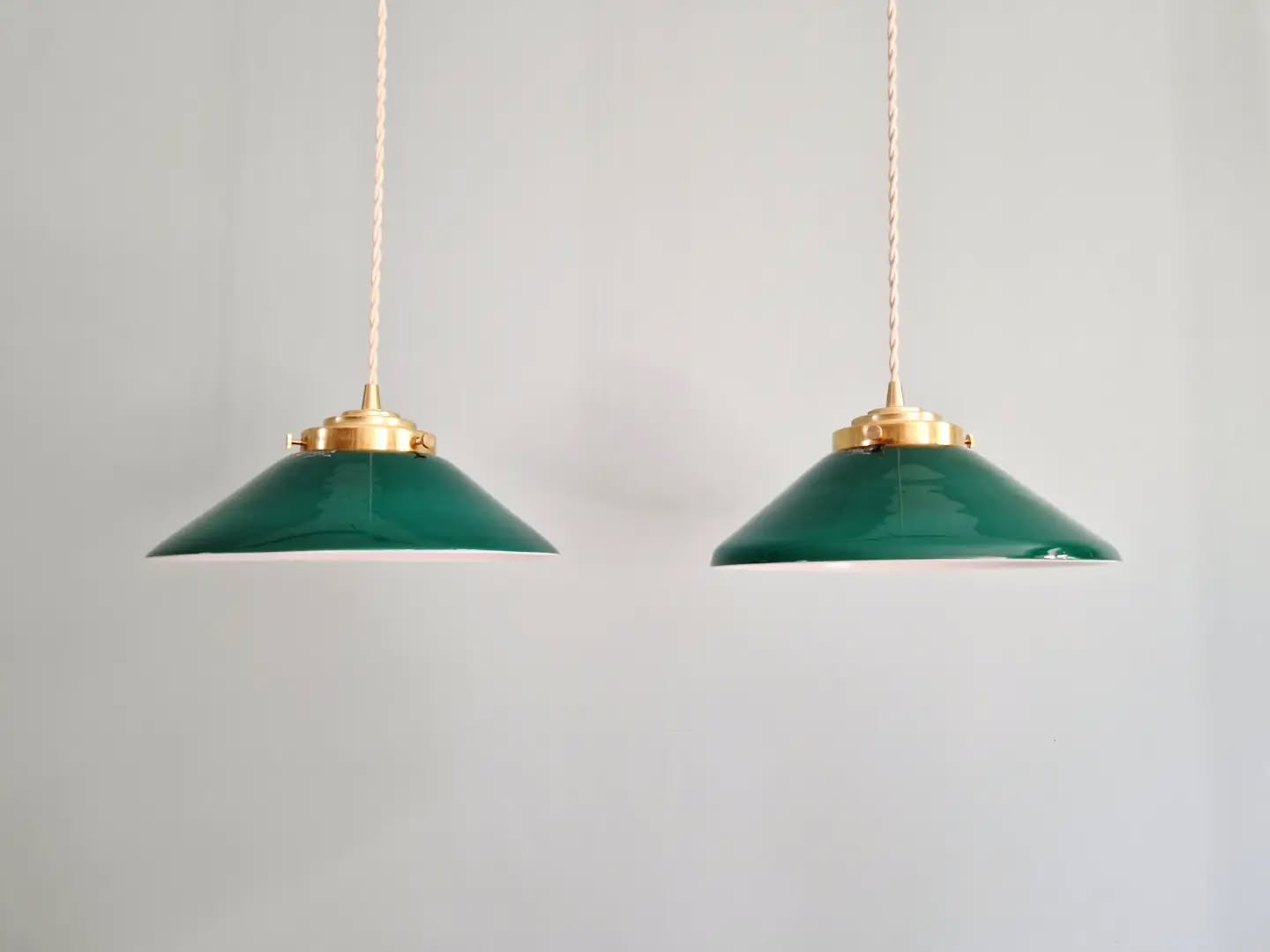 Duo de suspensions coniques en opaline verte, style Art Déco