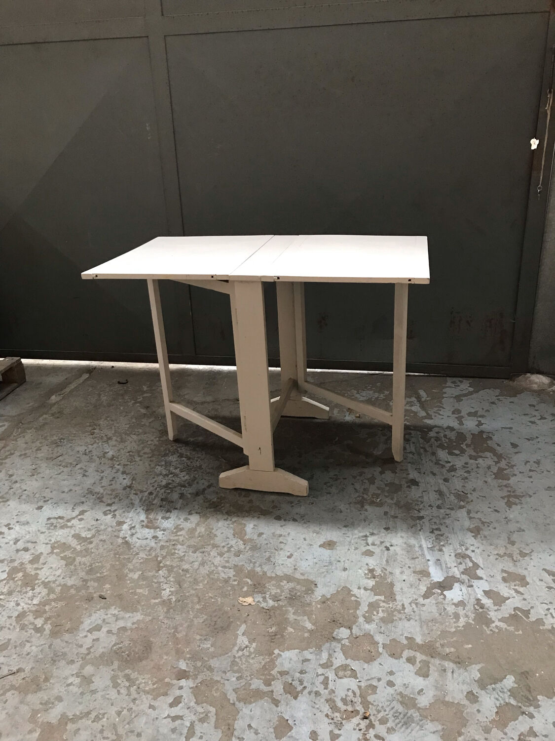 Folding table