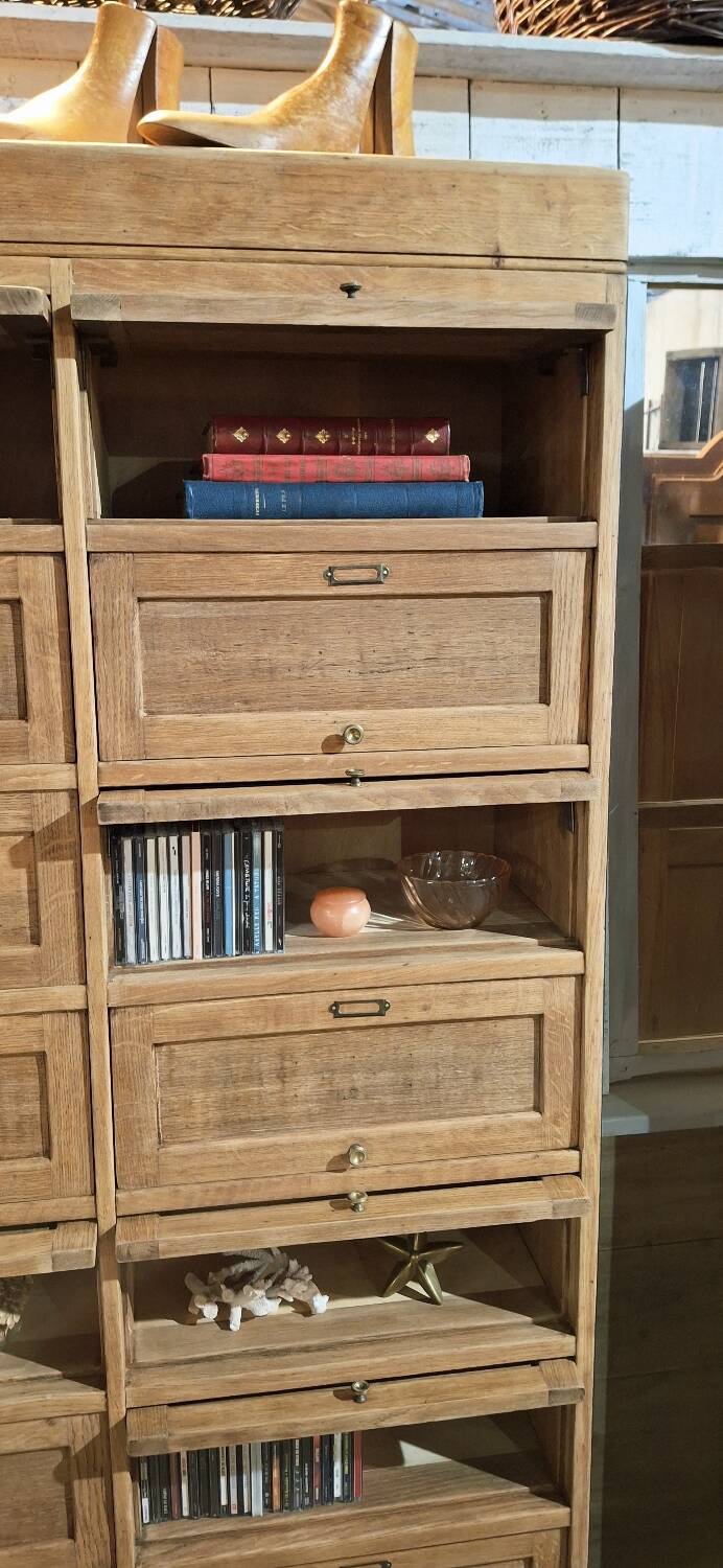 Trade cabinet with flaps