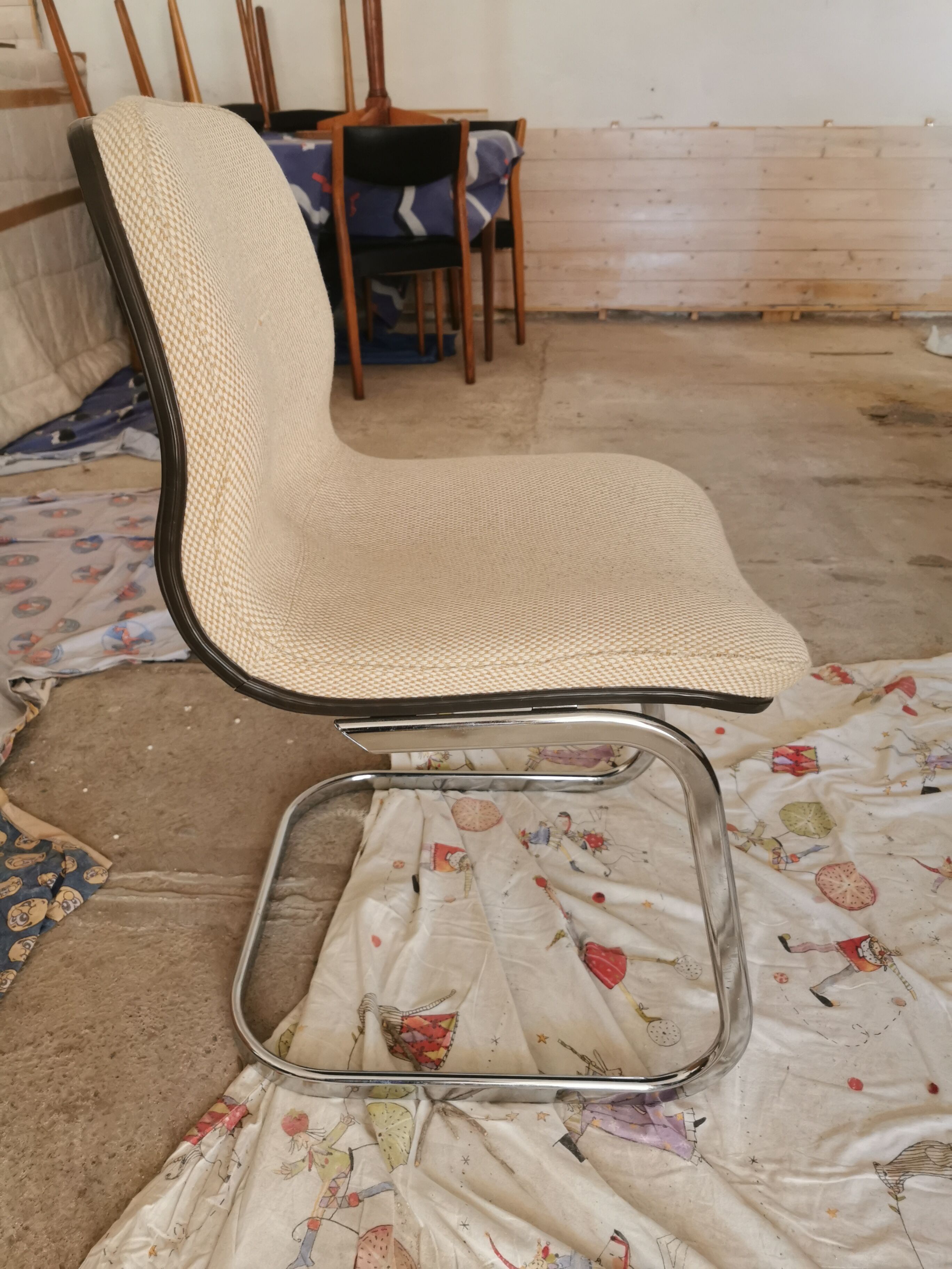 Ensemble de 6 chaises plus 1 fauteuil strafor année 70
