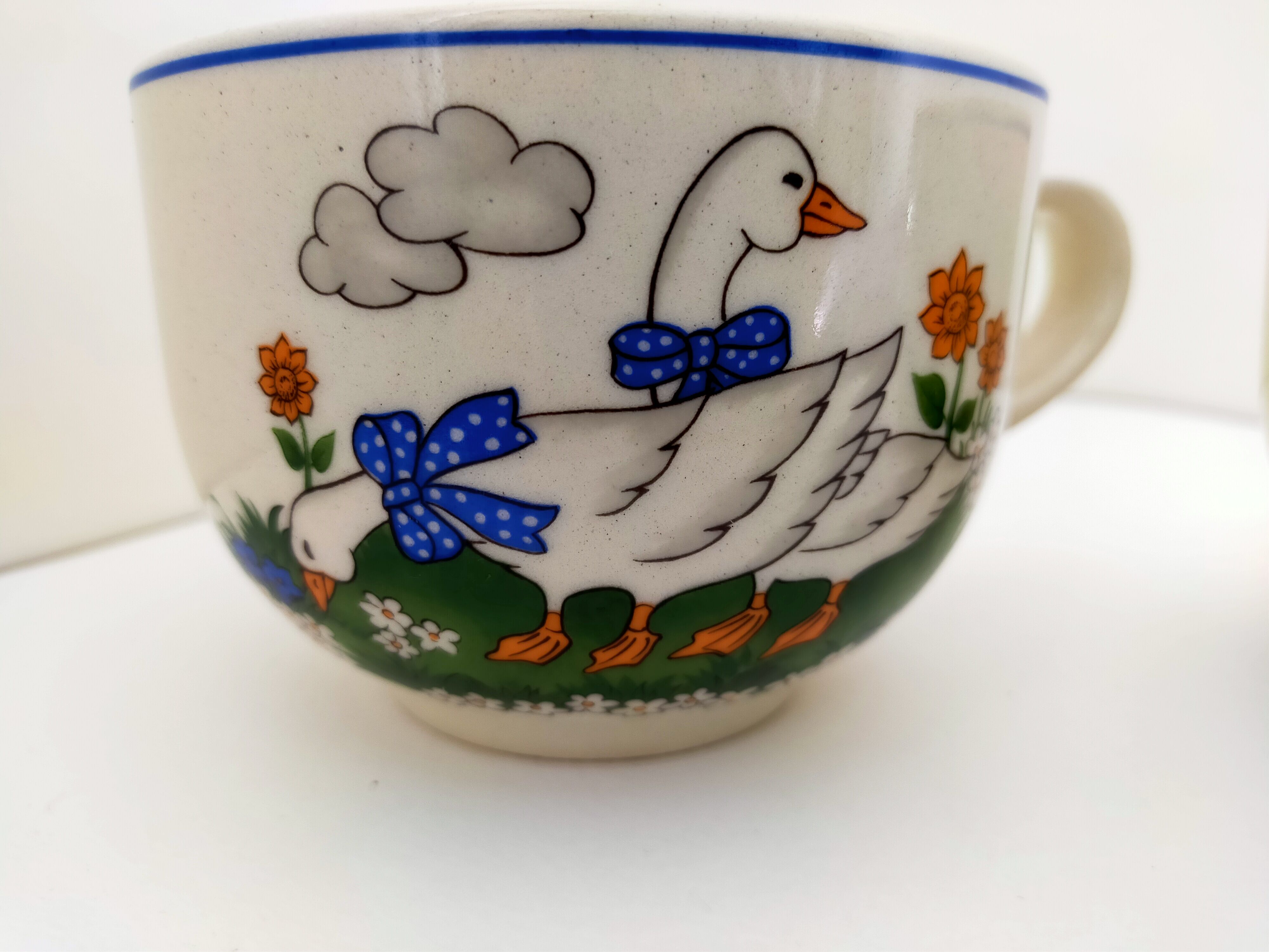 Paire de bols blancs avec anse vintage faïence art déco décor animalier:oies aux rubans bleus
