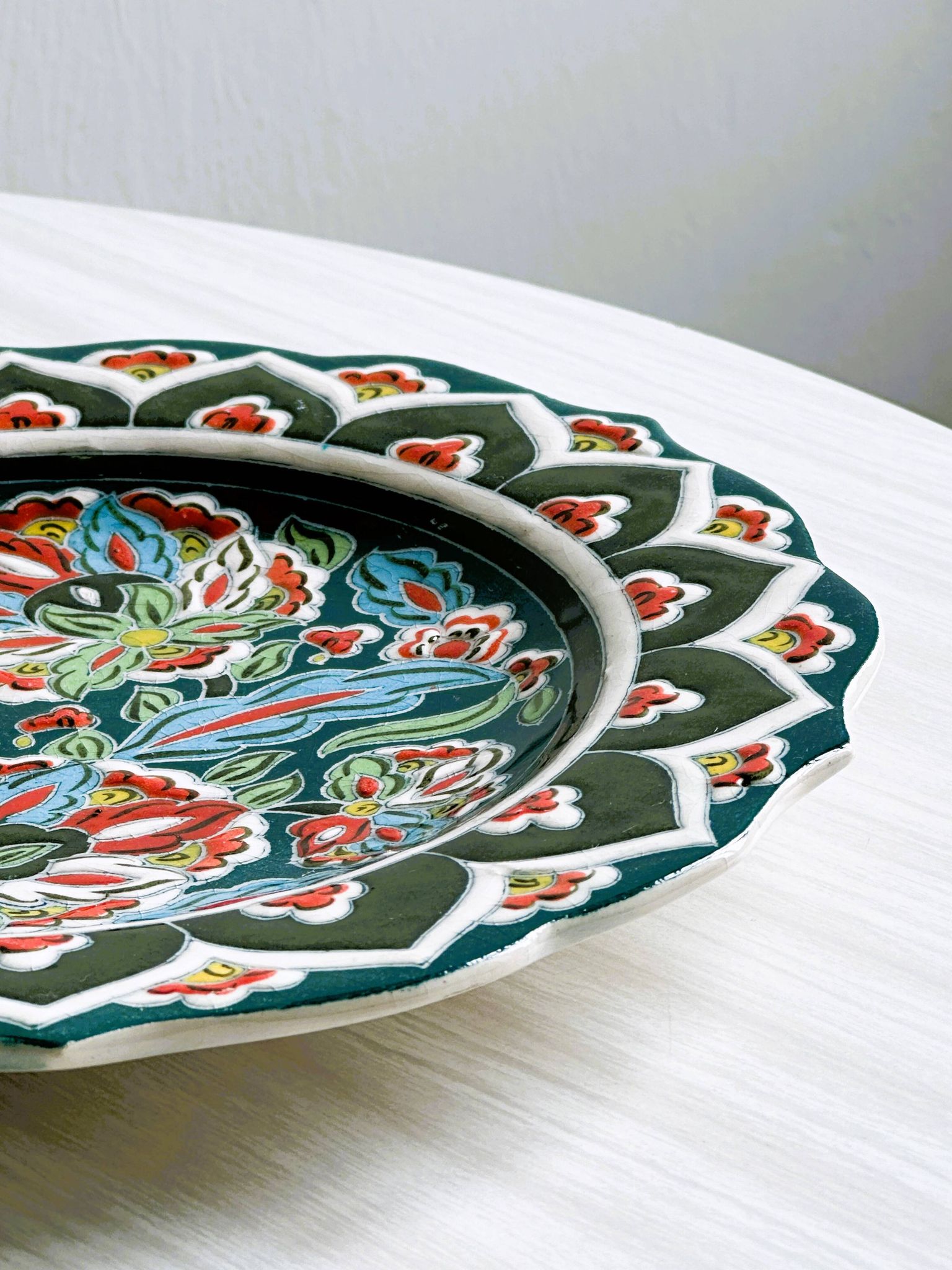 Enameled ceramic plate