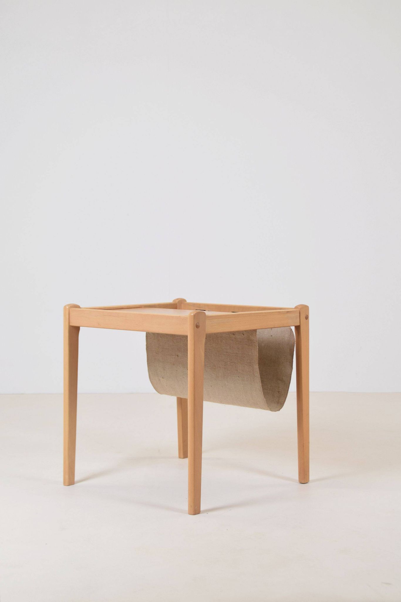 Table d'appoint danoise avec porte-revues par S.P. Jensen pour BRDR Furbo