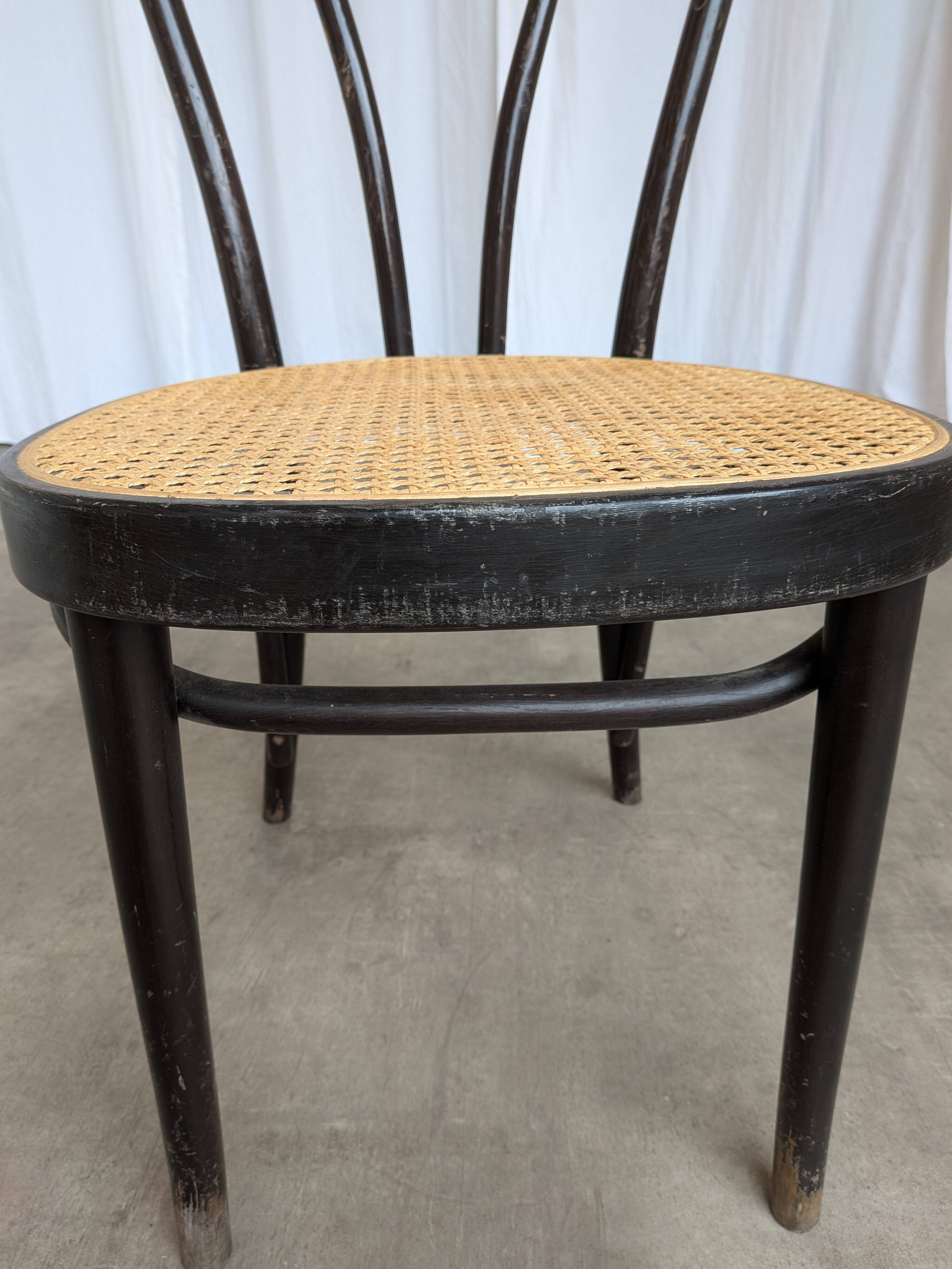 Chaise de salle à manger vintage en bois cintré : siège en osier noir de style Thonet