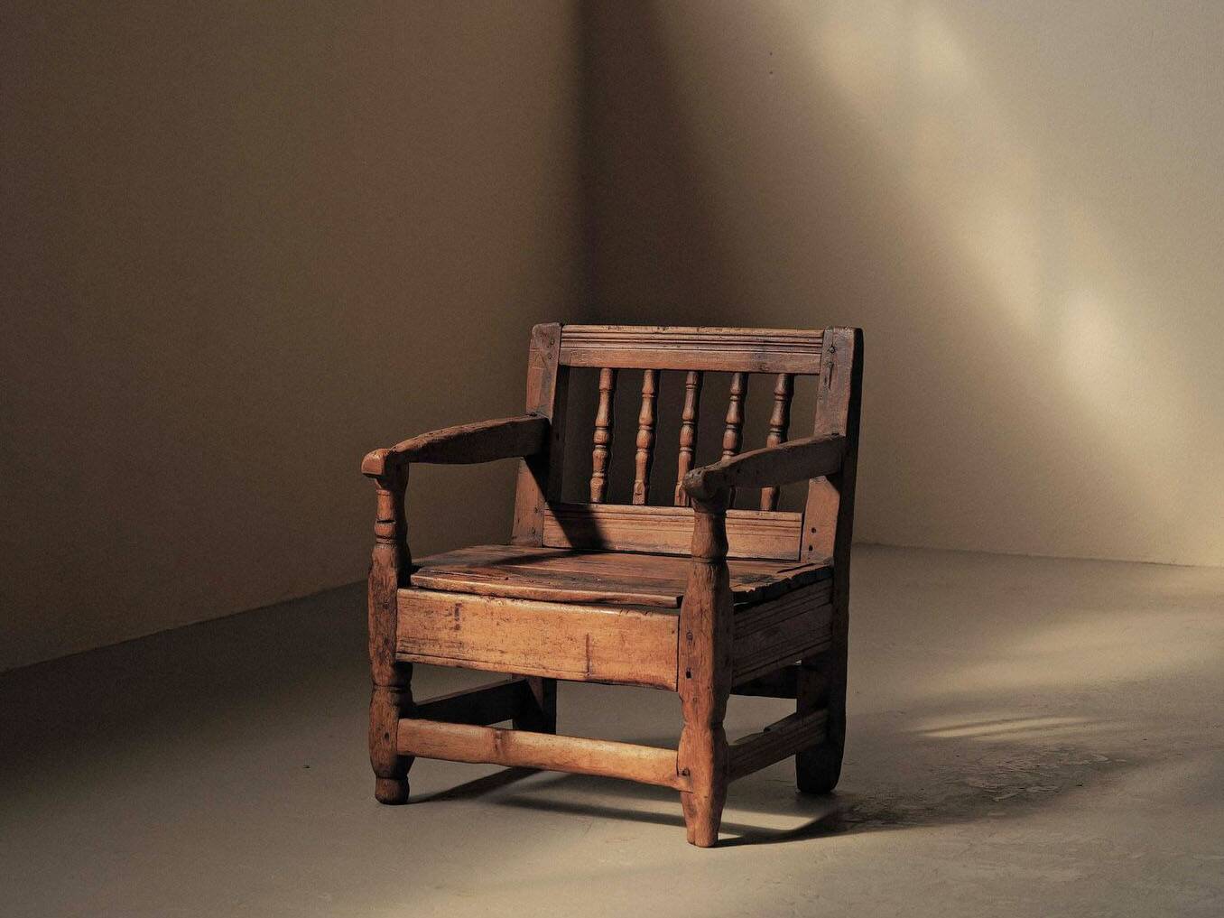 Alpine armchair in larch, 18th century