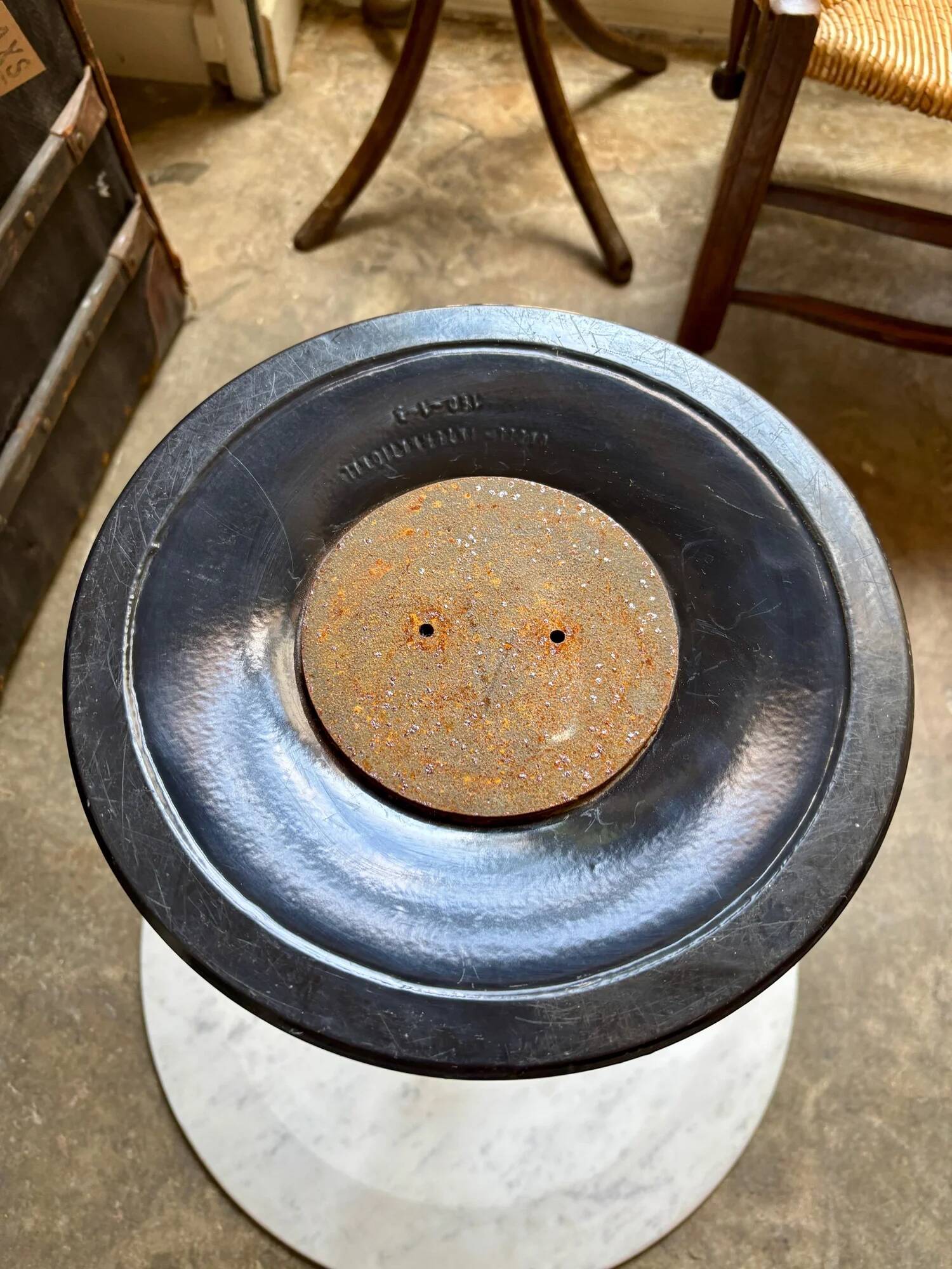 Table d'appoint, basse Eero Saarinen en marbre gris et pied tulipe noir ⌀ 51 cm