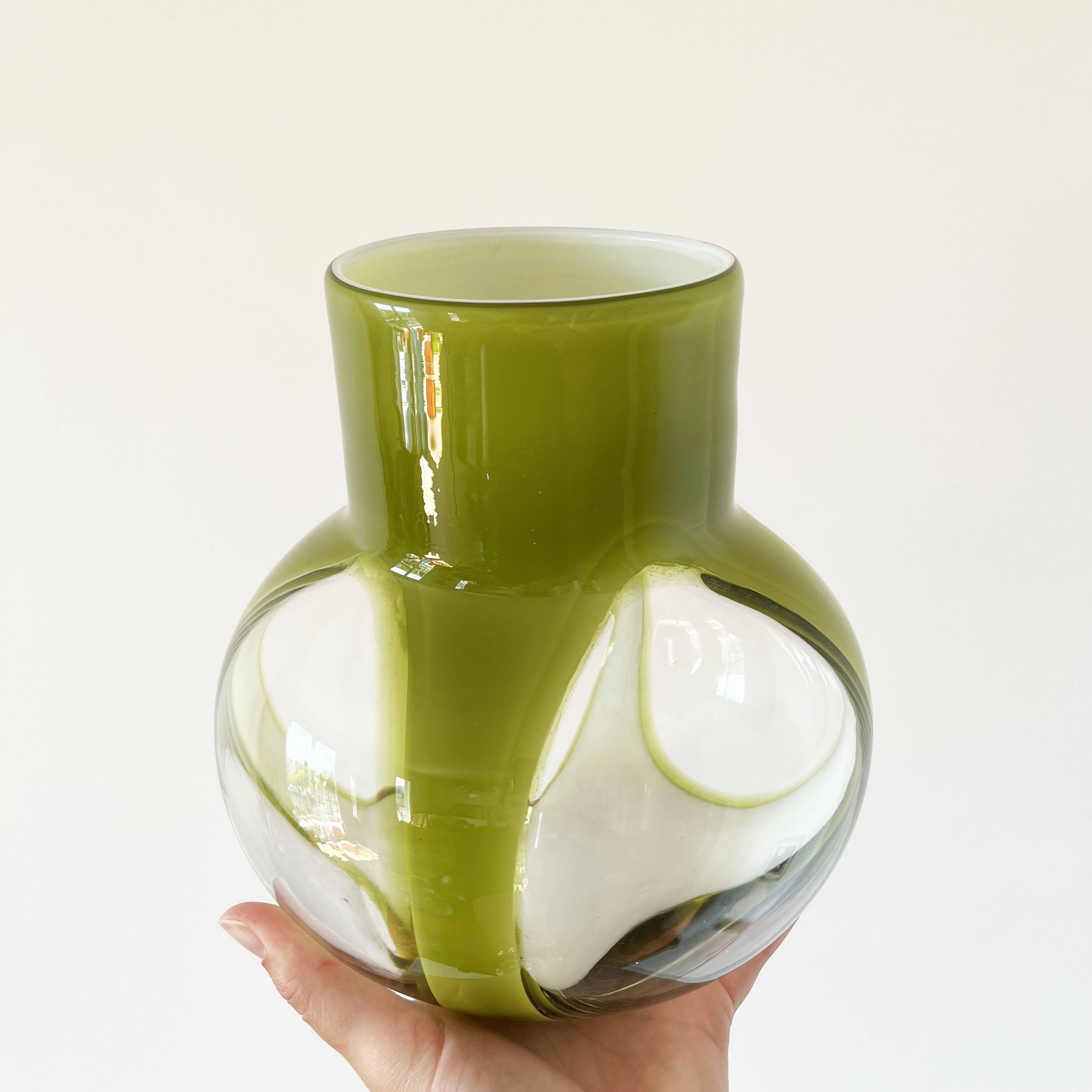 Vase en verre soufflé et opaline vert vintage 1960