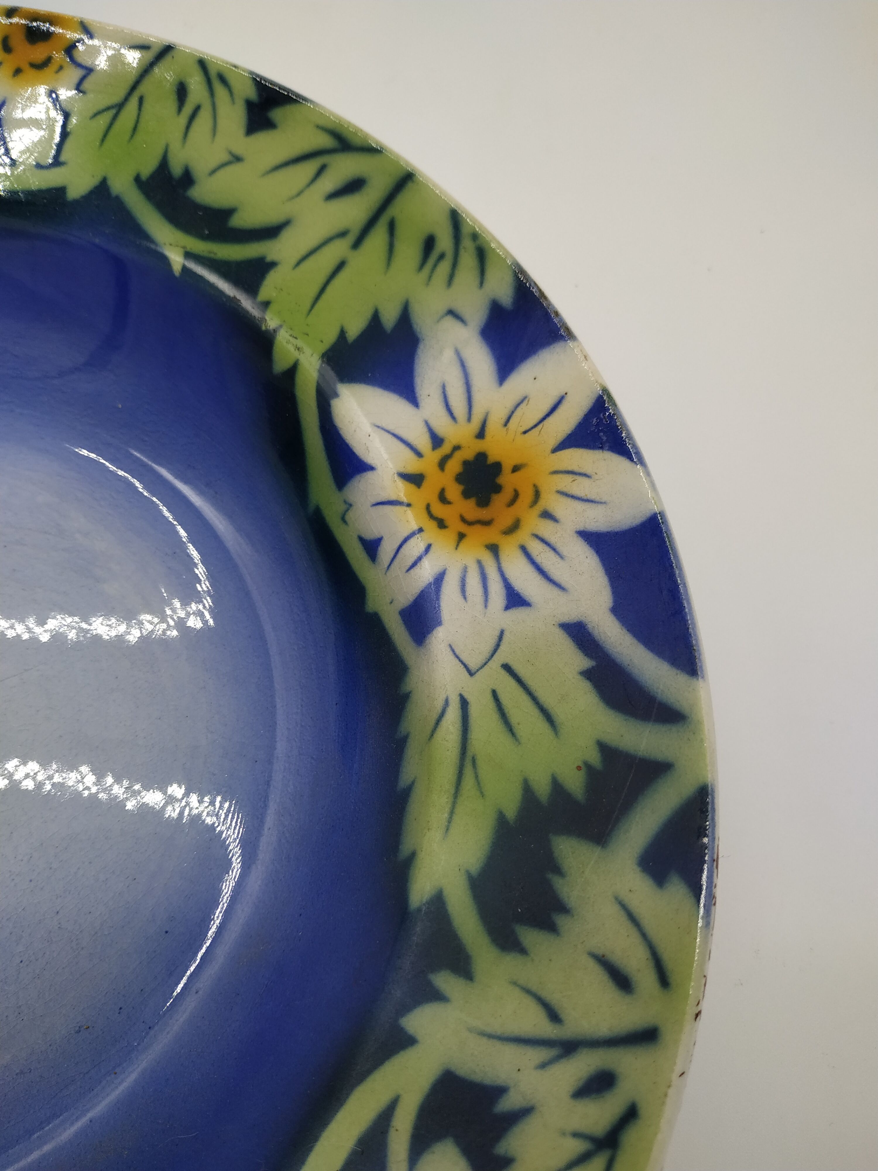 Plat creux aux Marguerites en porcelaine opaque de Gien