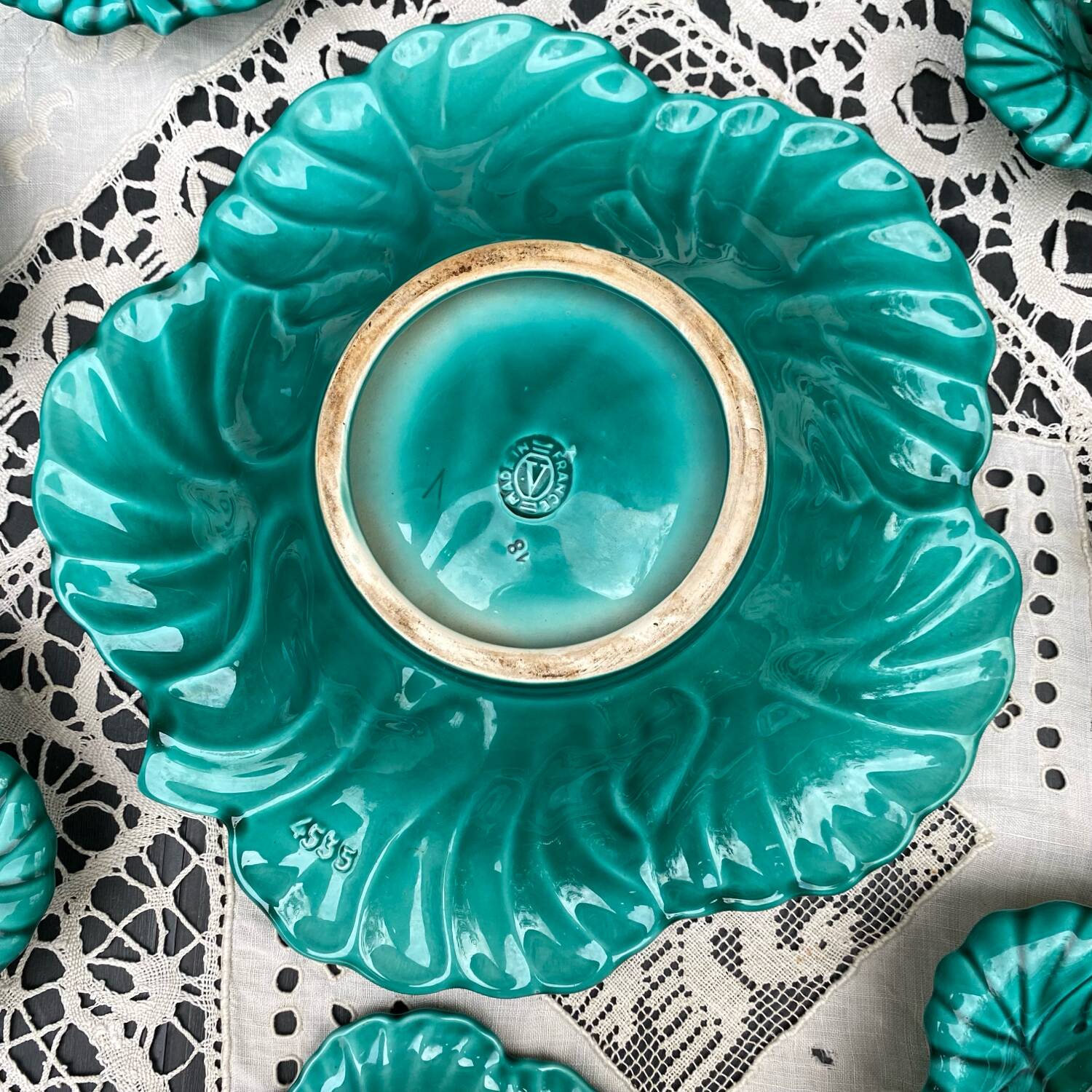 Salad bowl and small bowls in leaf-shaped slipware