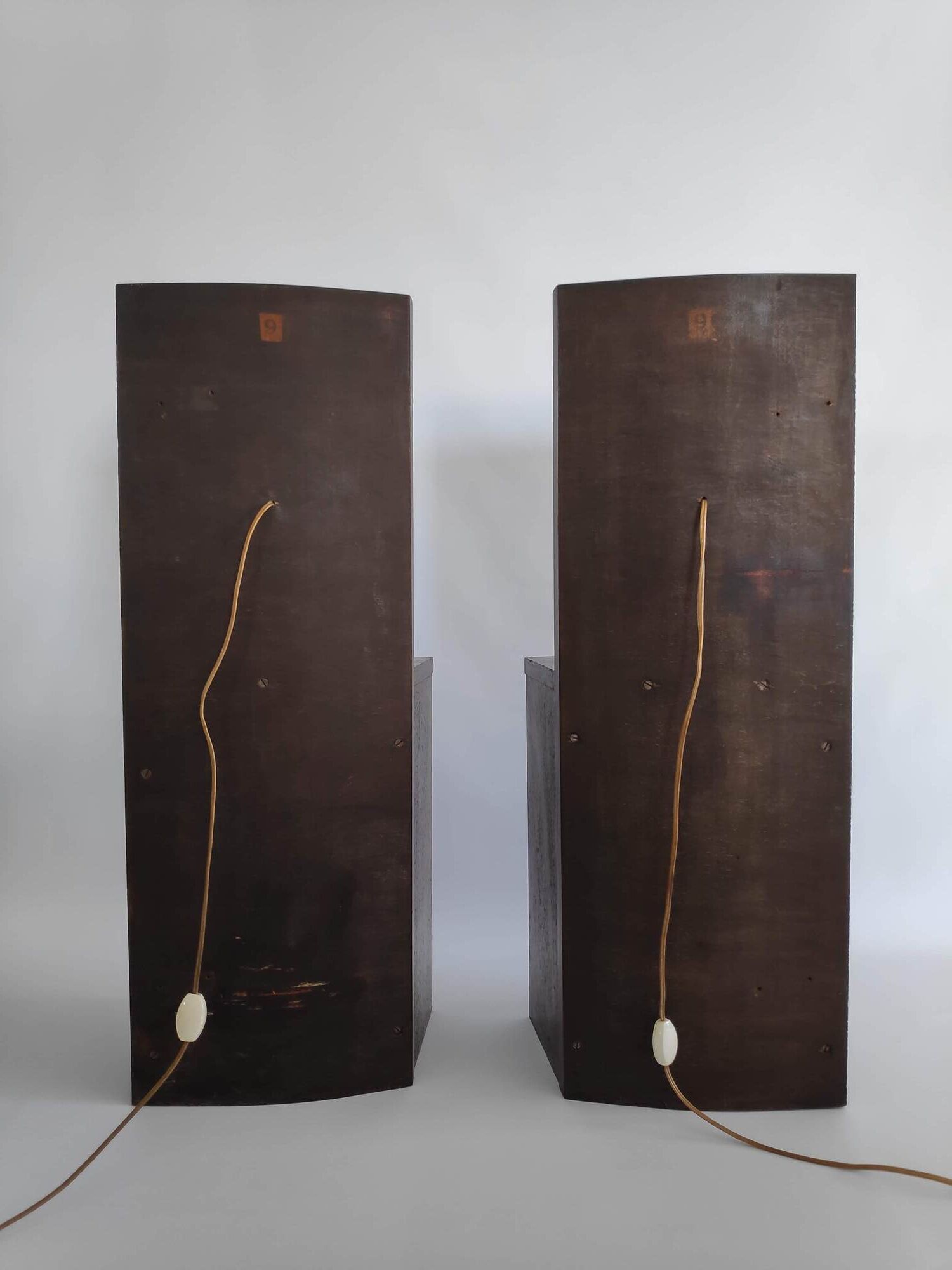 Paire de tables de chevets Art Déco éclairées en bois et laiton