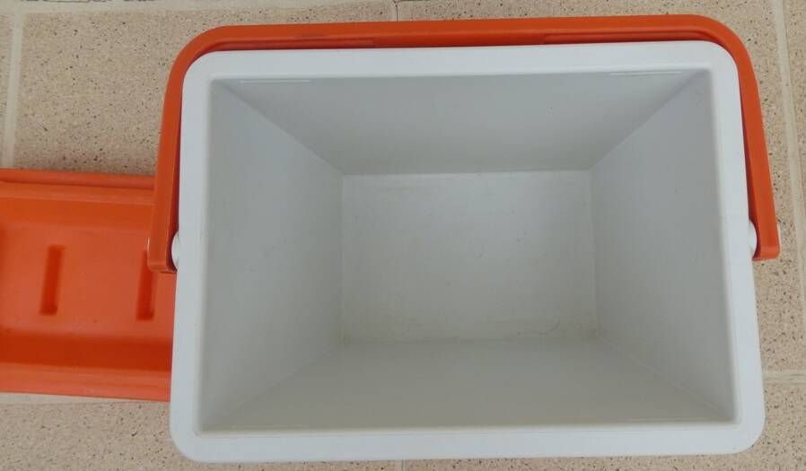 Glaciere vintage de couleur orange avec poignet  de marque EDA