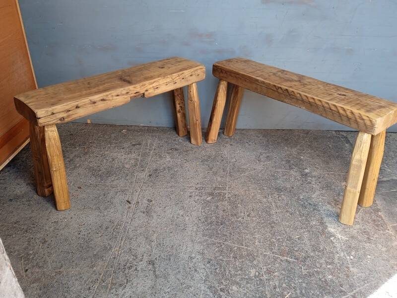 Paire 2 bancs / tabourets bois massif patiné