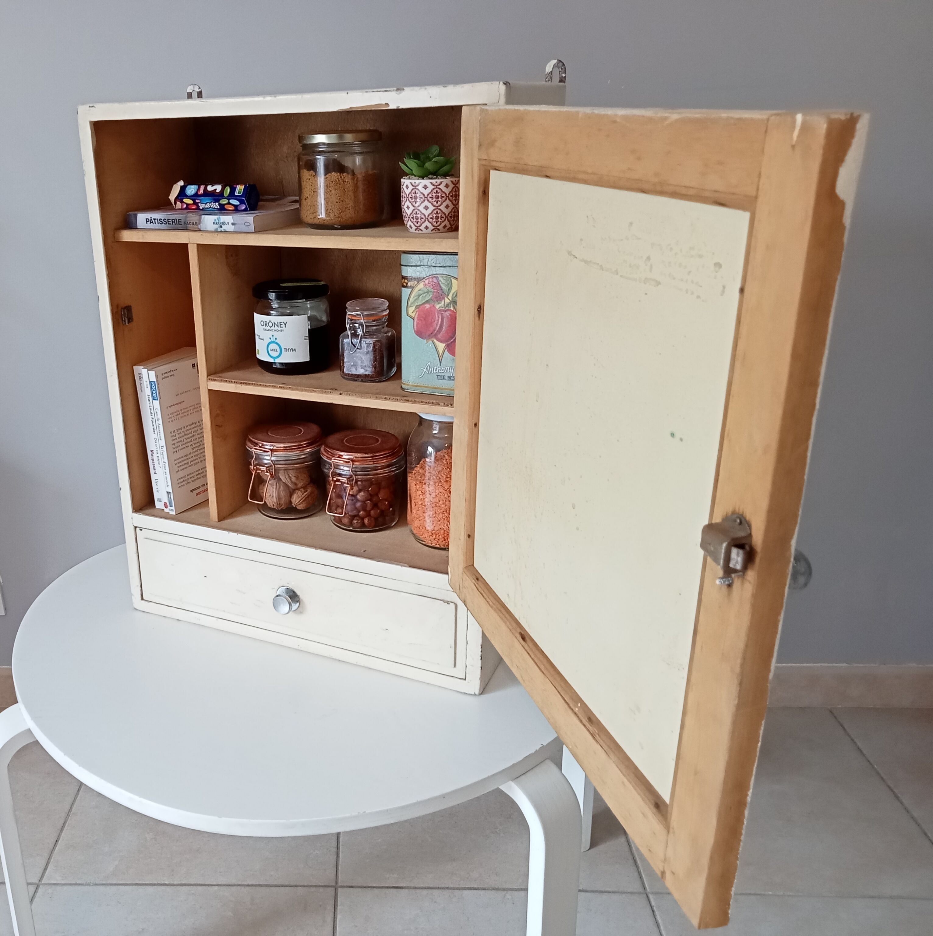 Vintage medicine cabinet 50s