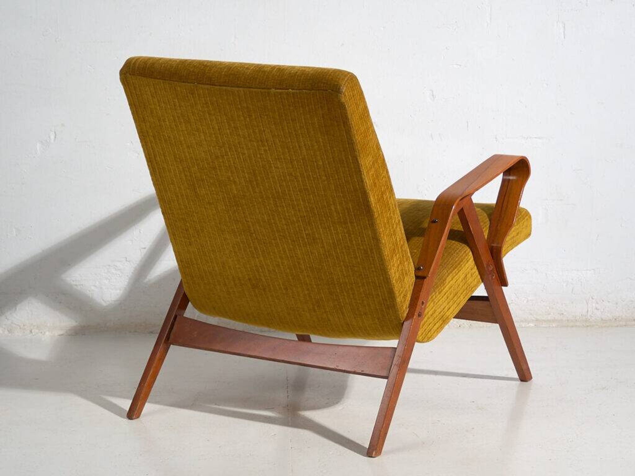Set of two armchairs and pouf – Mid-century Modern (circa 1950). Three-piece set.