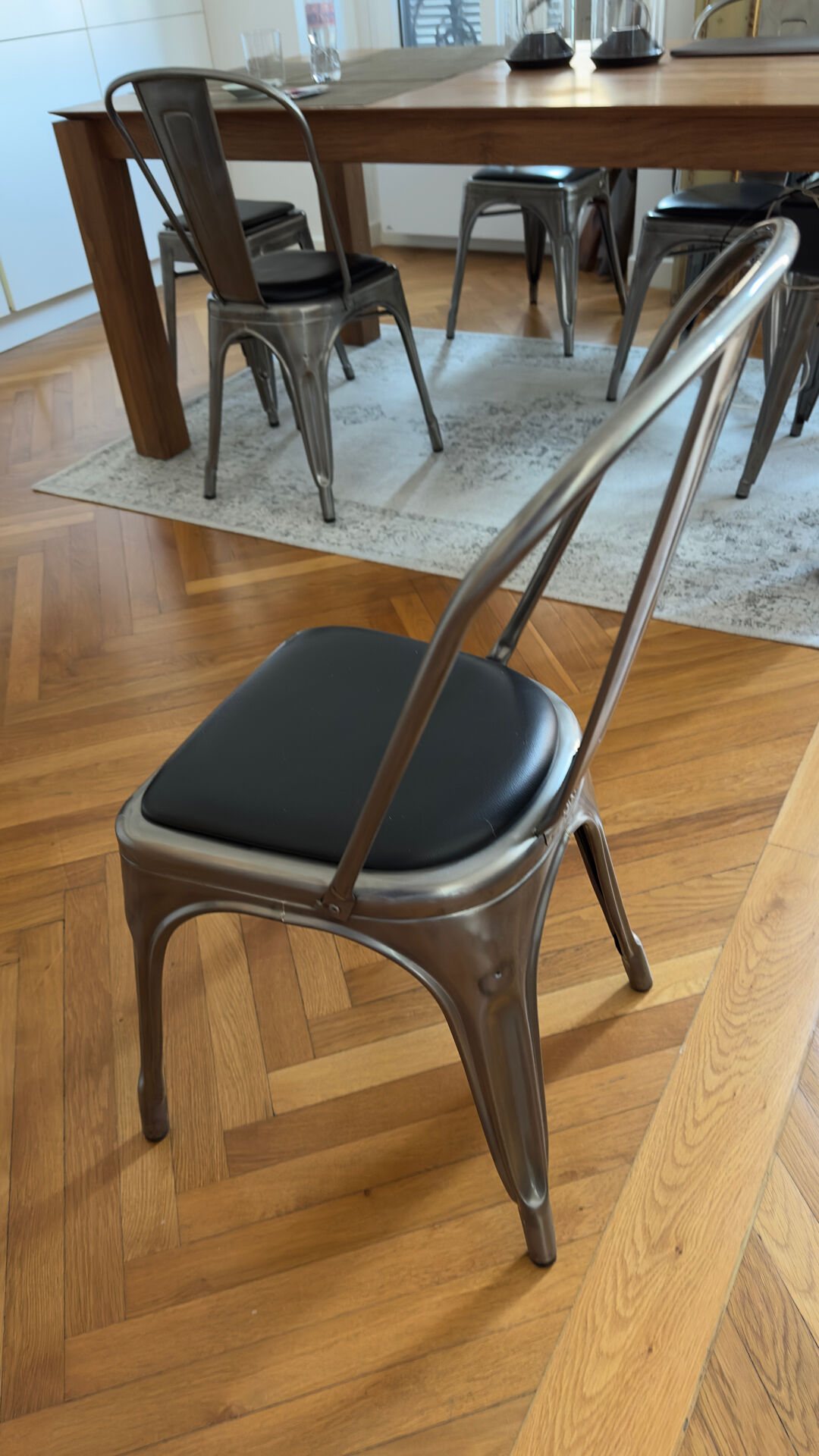 8 chaises modèle A Tolix