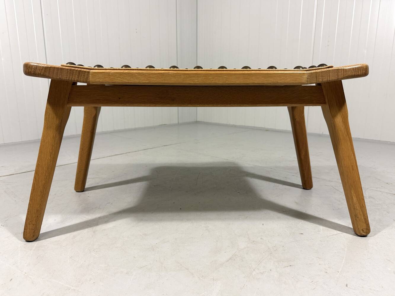 Tabouret en chêne blond spécial, petit banc des années 1960.