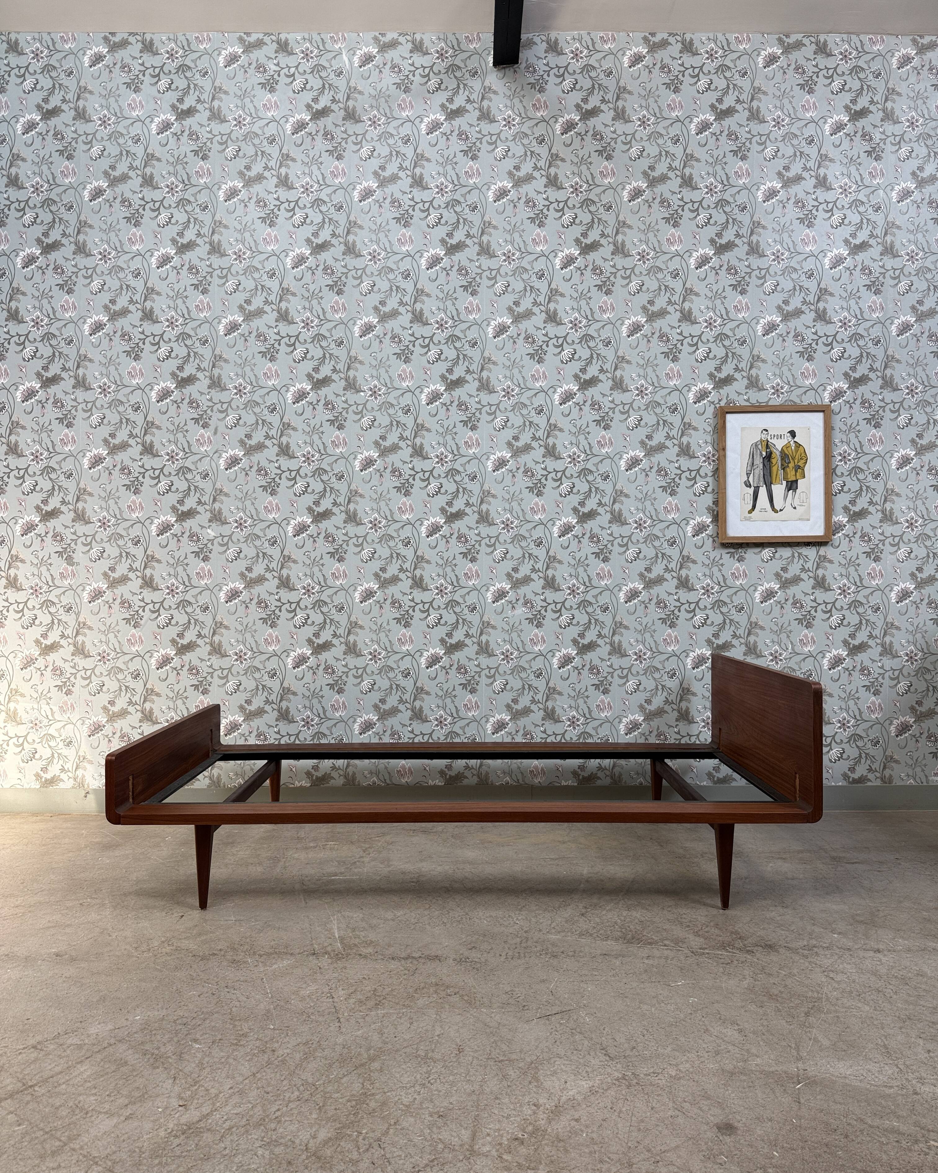 Lir Scandinavian daybed in teak