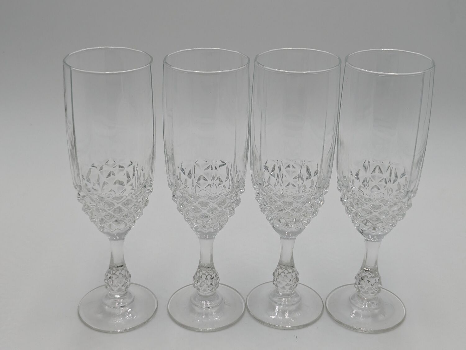 4 Luminarc glass flutes