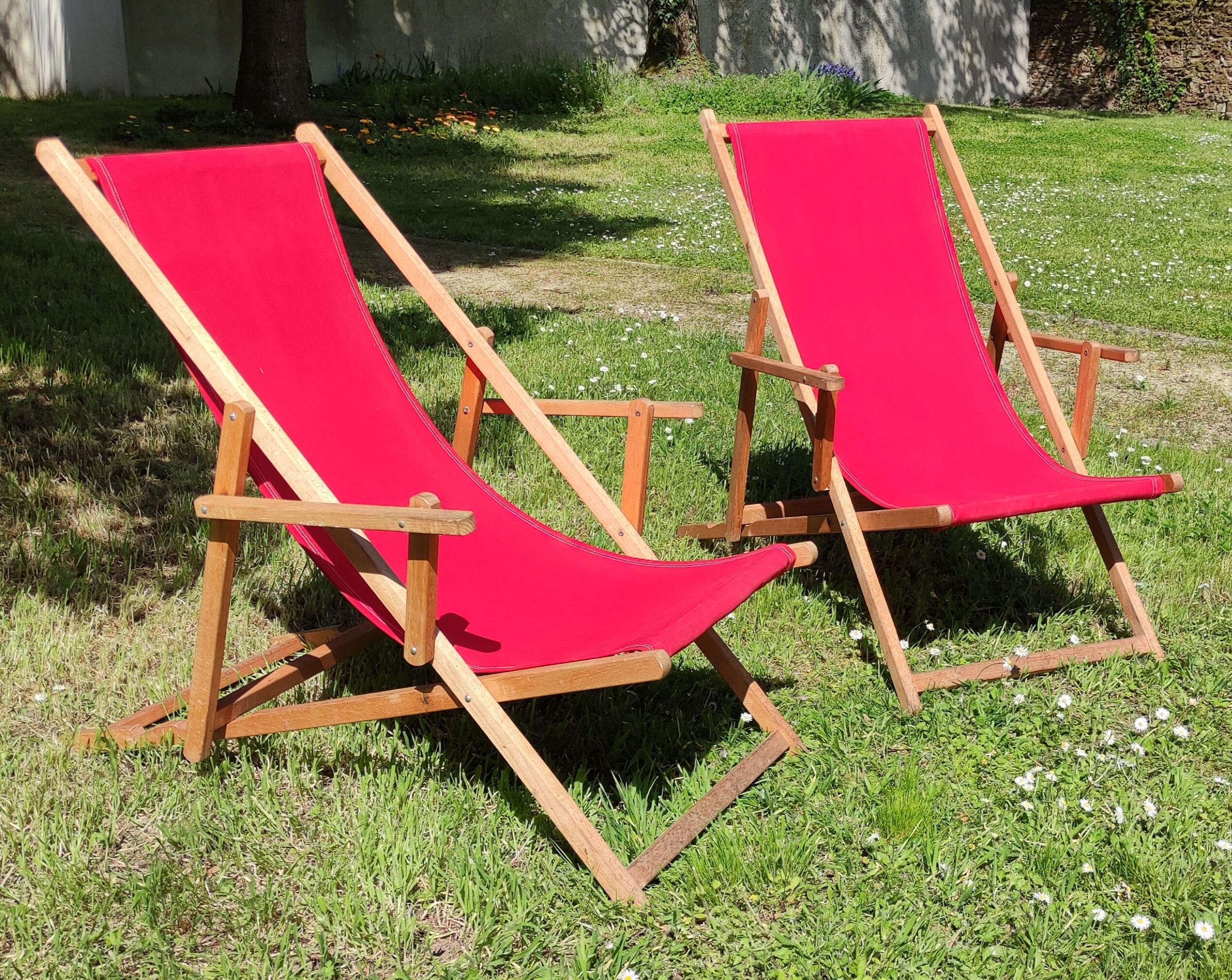 Pair of Chilean women/vintage deckchairs