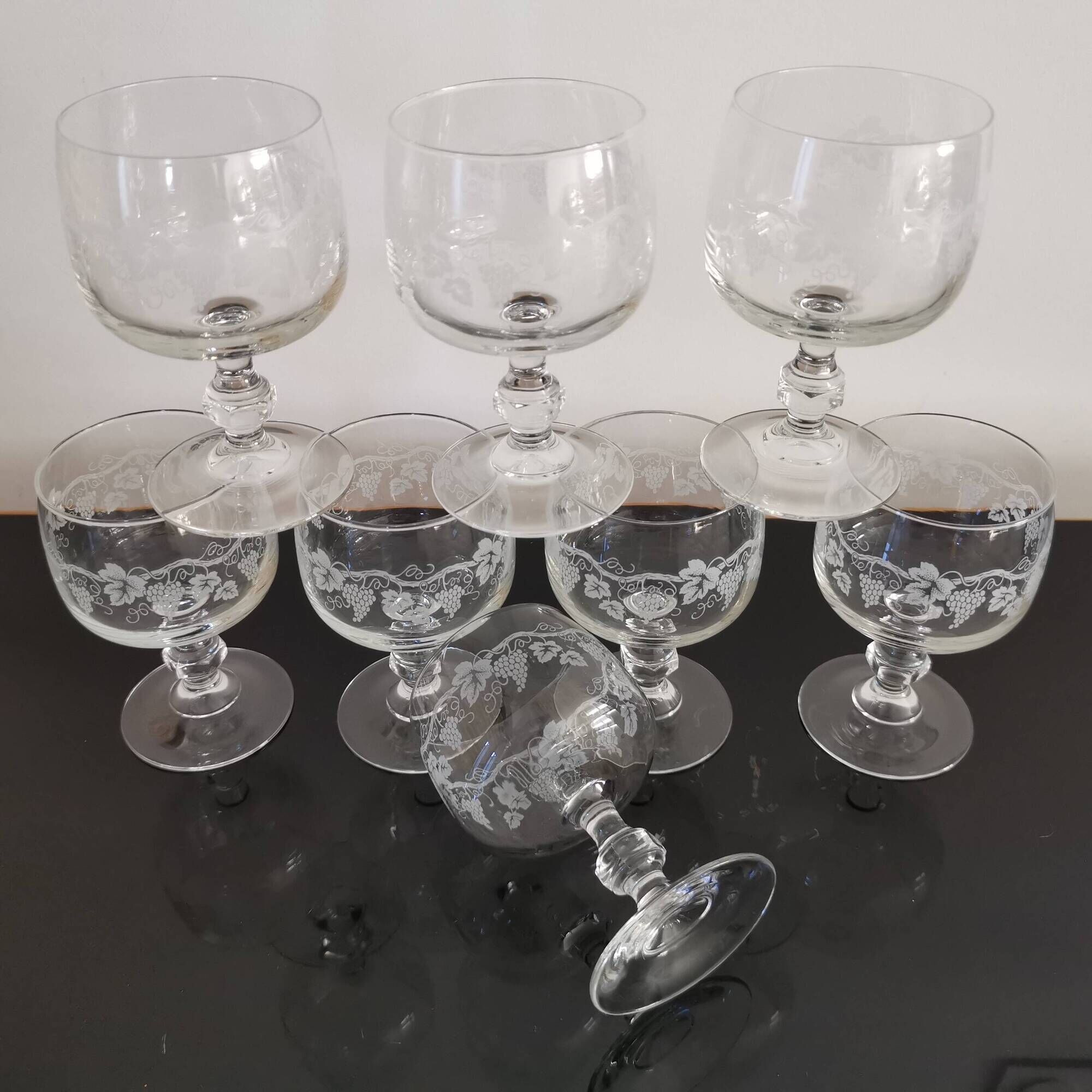 Set of 8 red wine glasses on crystal legs decorated with grapes and vine branches Luminarc