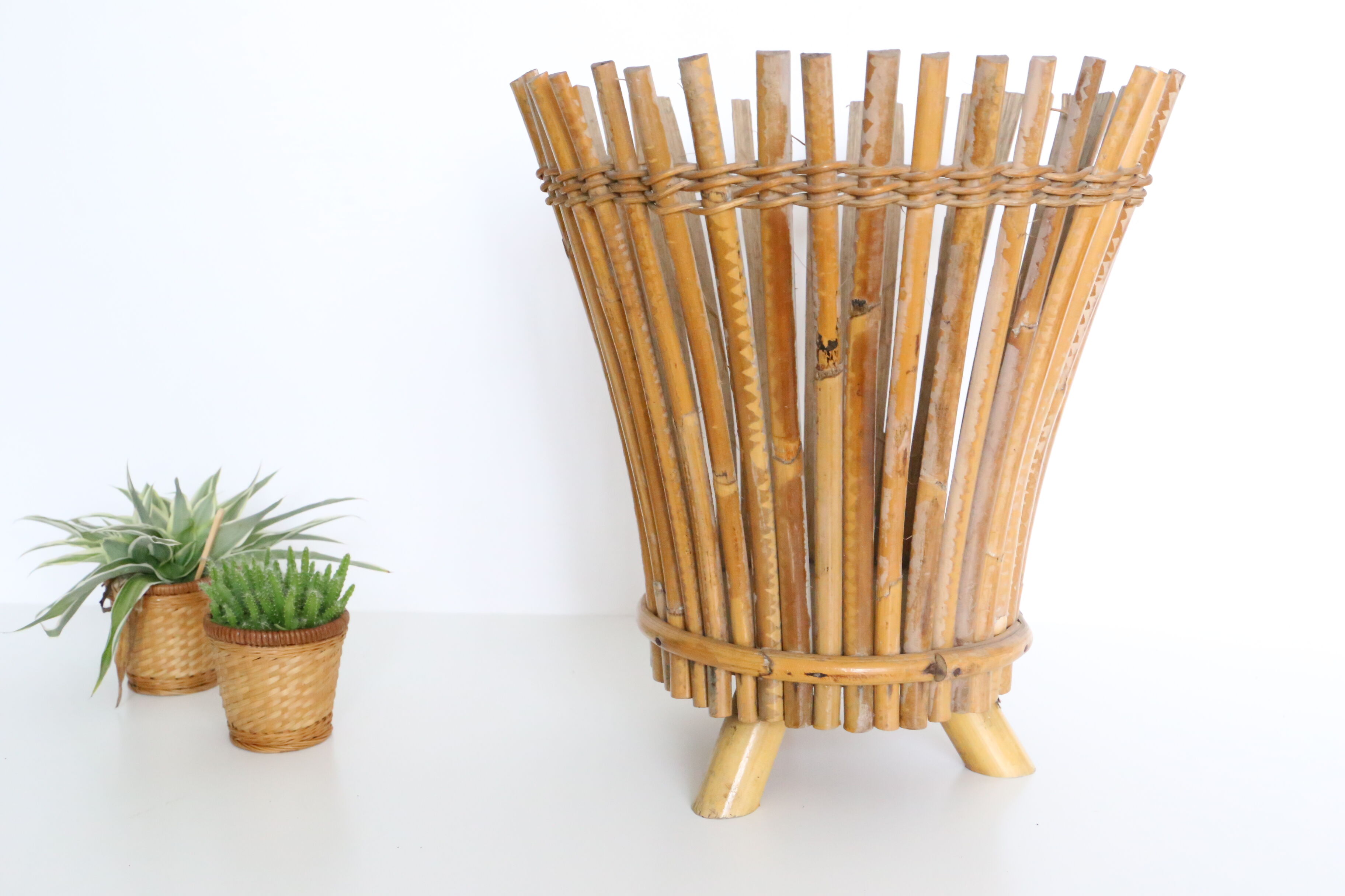 Cache pot en rotin sur pied, années 60
