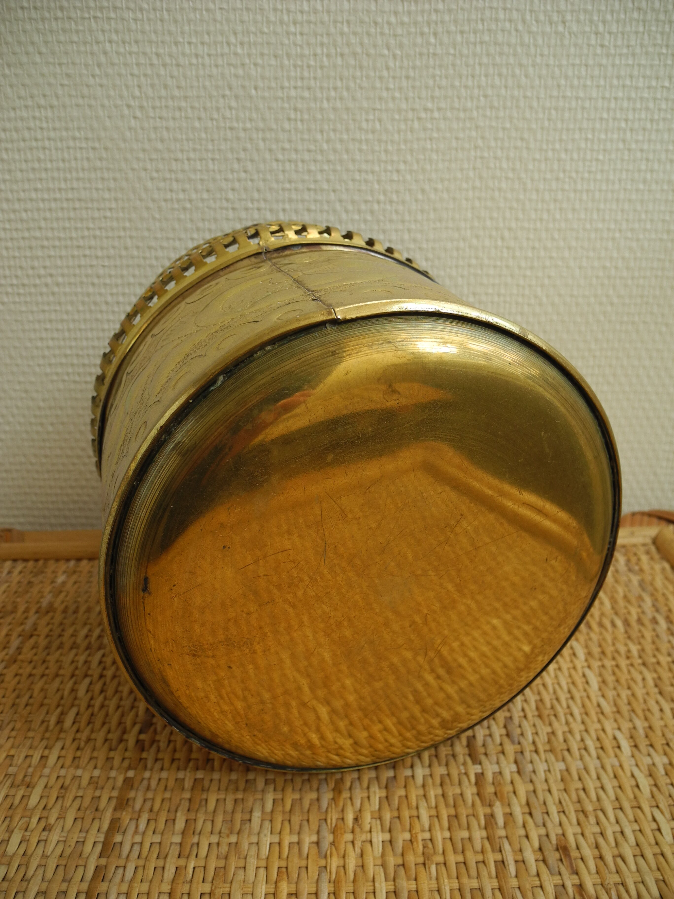 Gold brass pot cache flowers pot