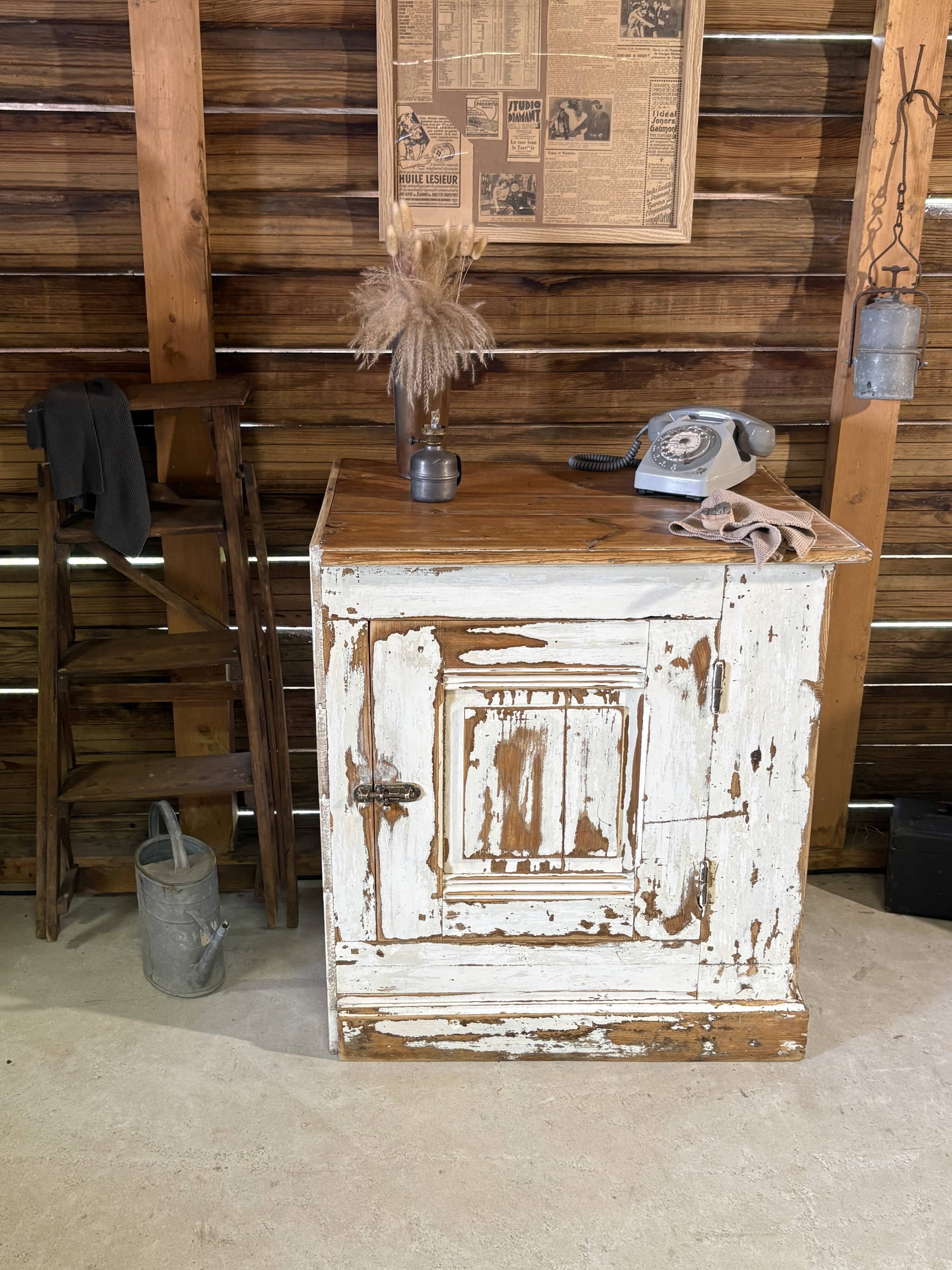 Antique patinated sideboard – chic country spirit – White patina with a lime effect