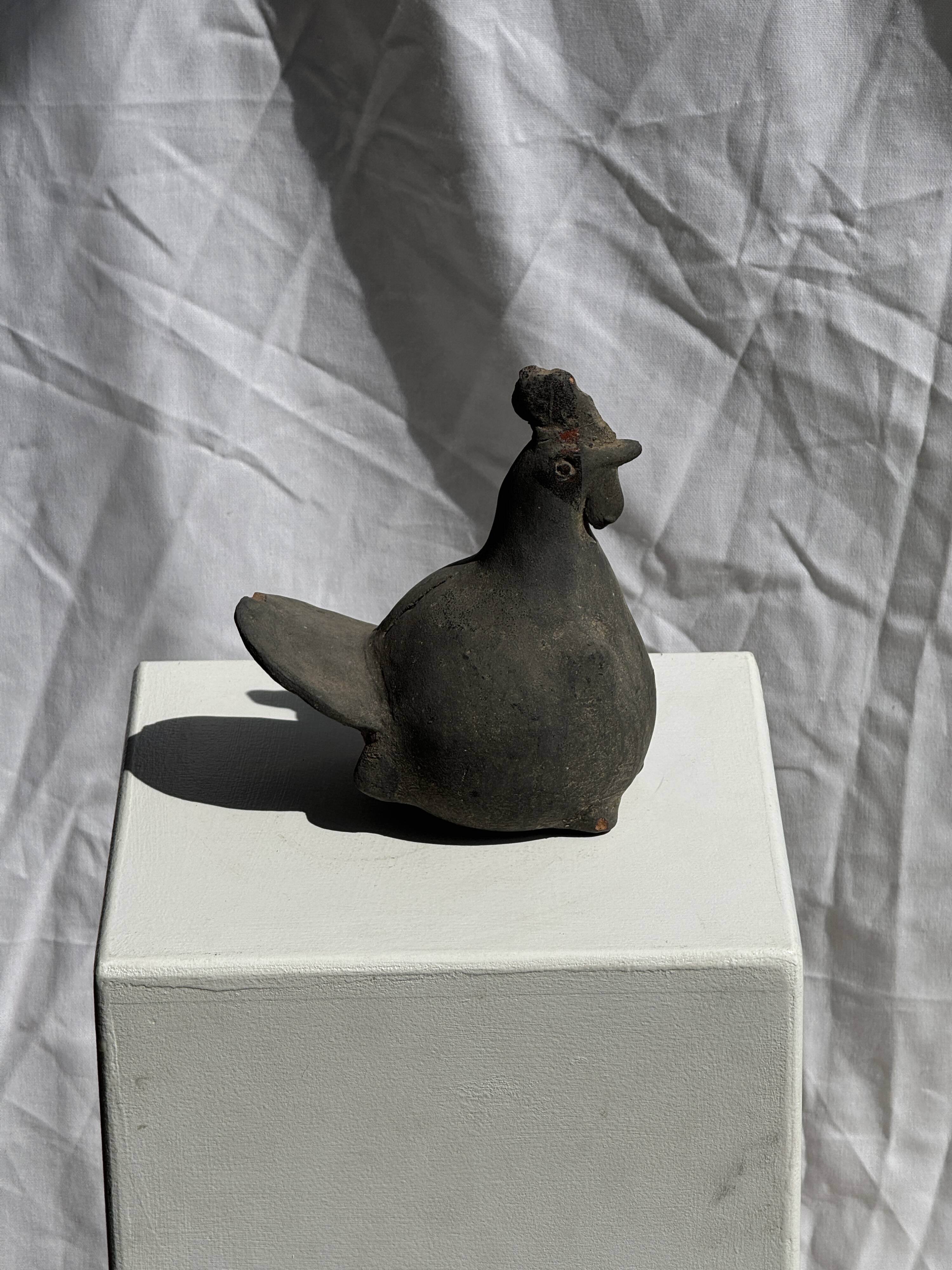 Petite poule en terre cuite, travail artisanal indonésien ancien H18