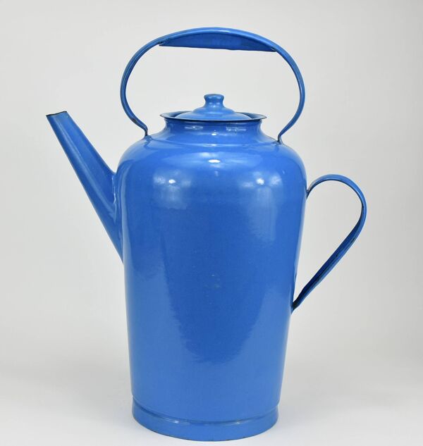 Cruche en métal émaillé bleu.