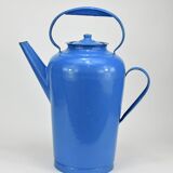 Cruche en métal émaillé bleu.