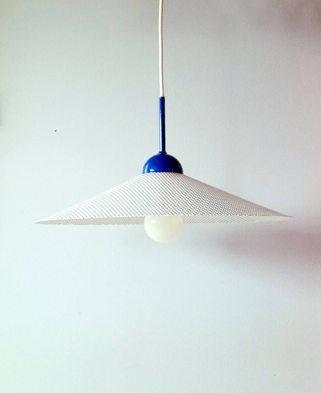 Suspension en métal perforé ,années 80.