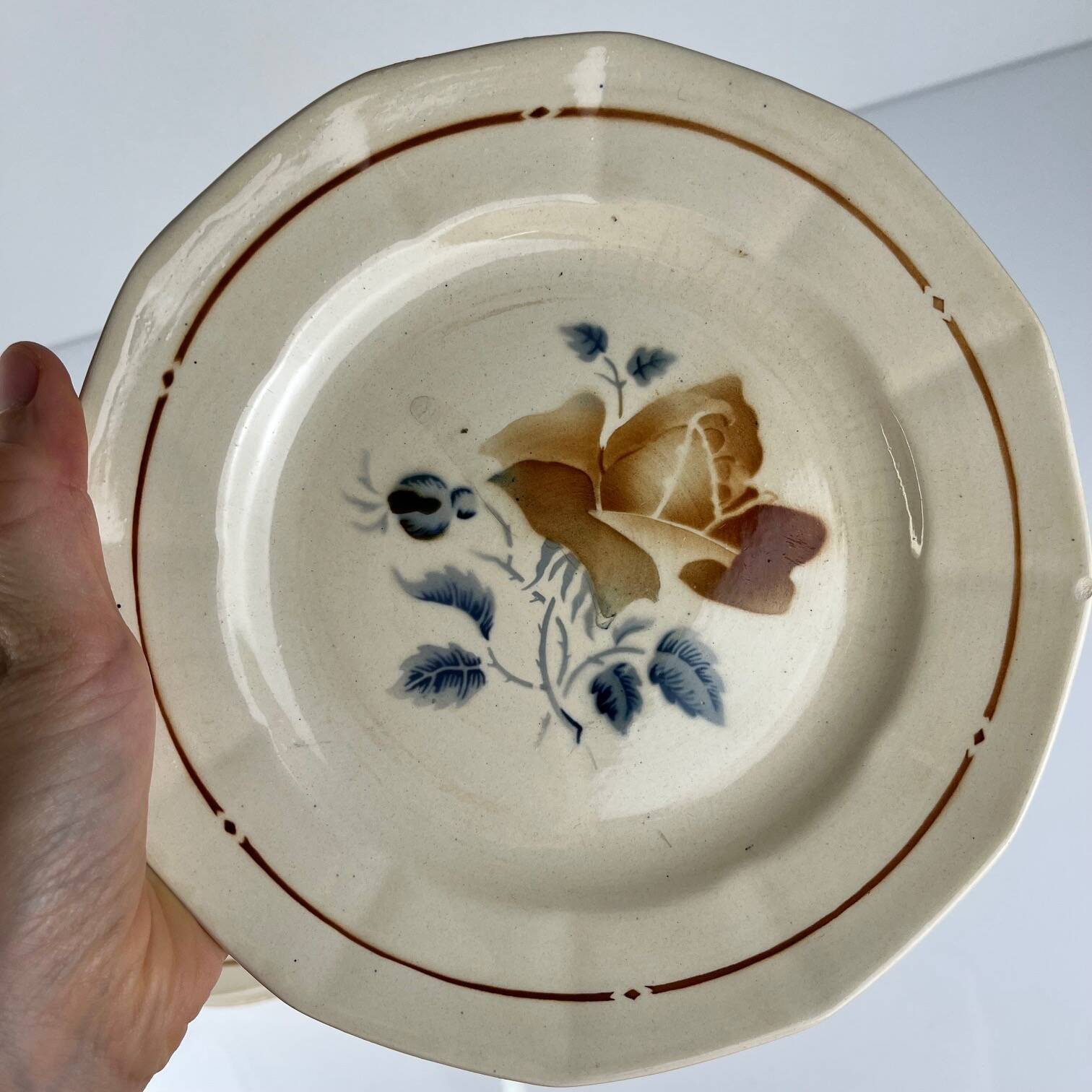 Set of 4 flat plates Sarreguemines flower pattern, first half of the 20th century.