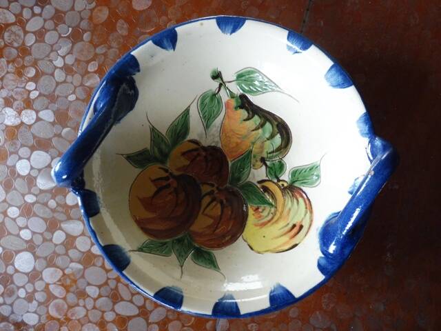 Ceramic fruit bowl