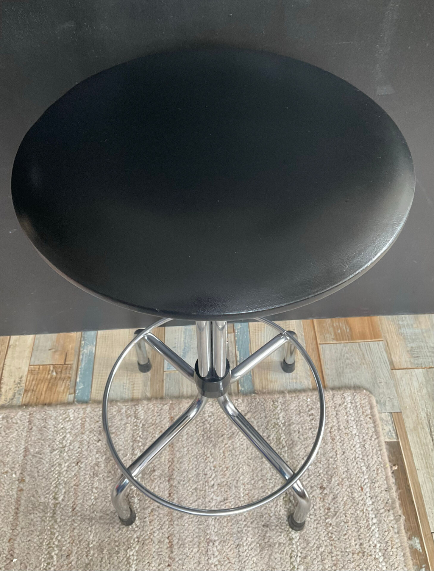 Tabouret vintage tubulaire chromé et simili noir