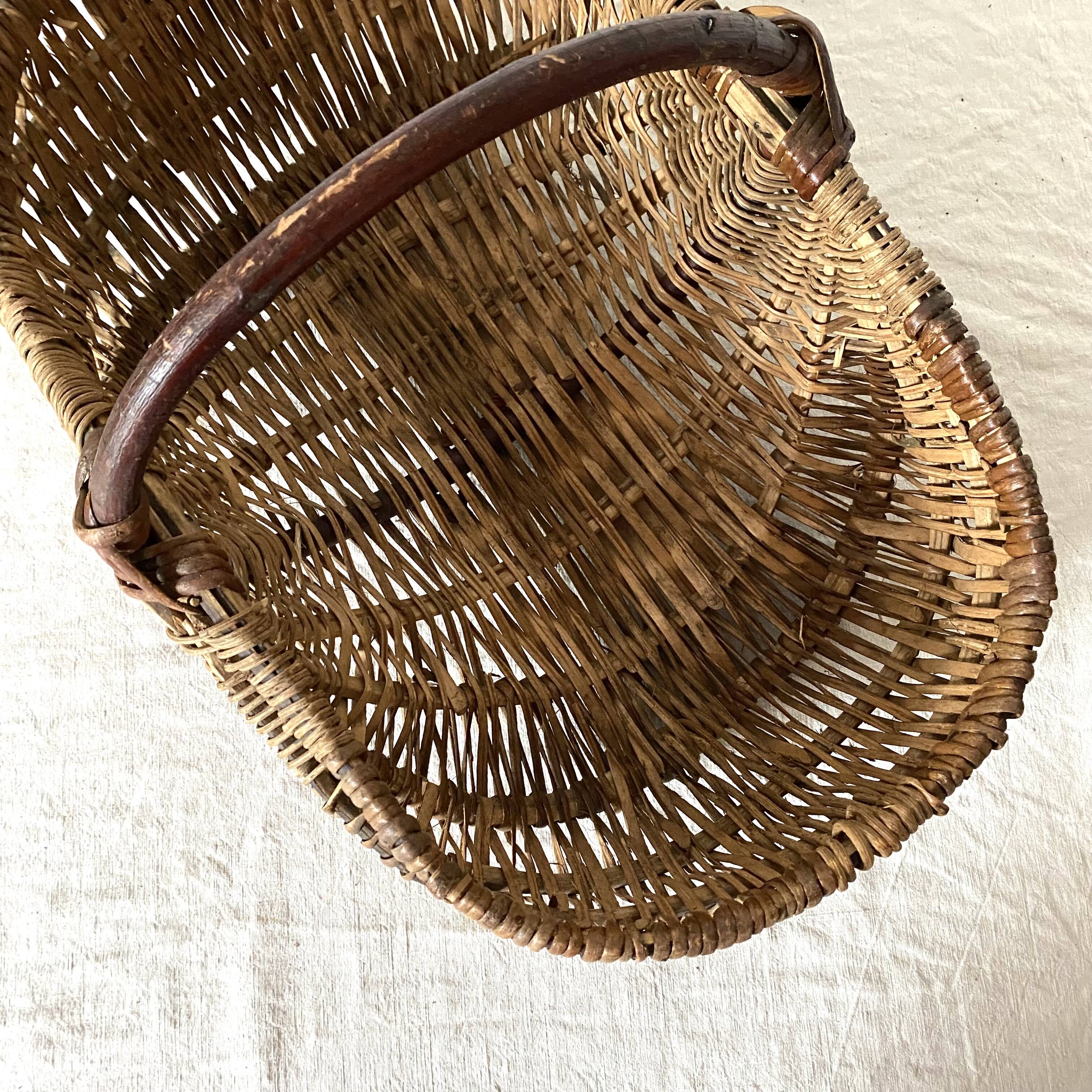 Woven wicker basket with hazelnut handle