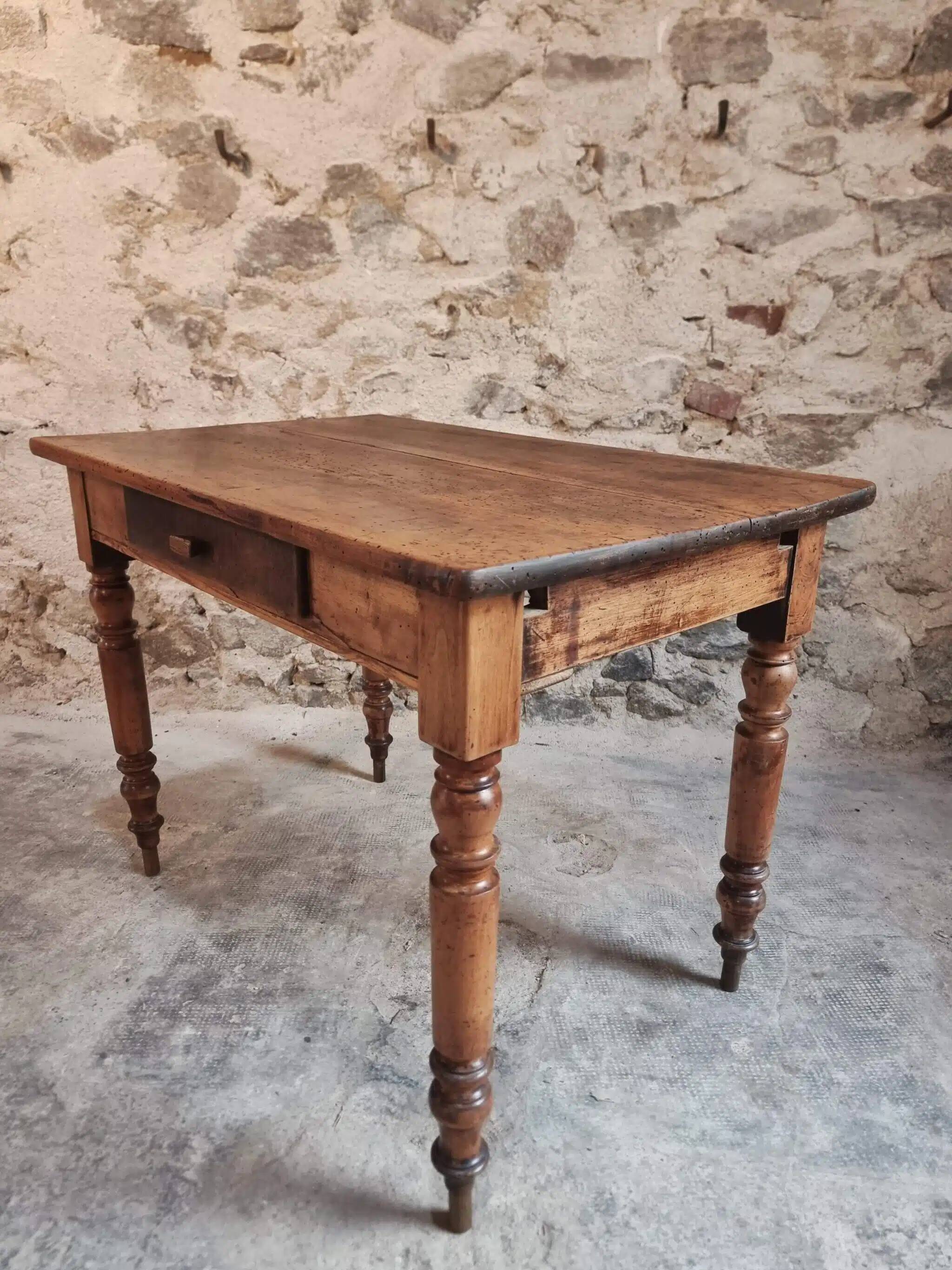 Table française ancienne en noyer – Table de cuisine ou bureau du XIXe siècle avec tiroir (100 × 64 × 74 cm)