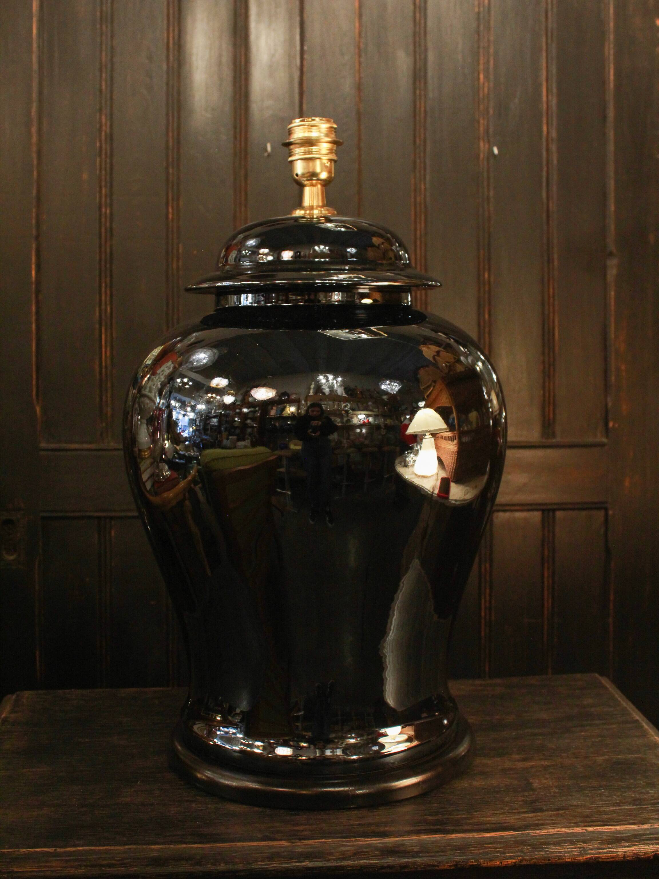 Lampe de table en céramique émaillée noire