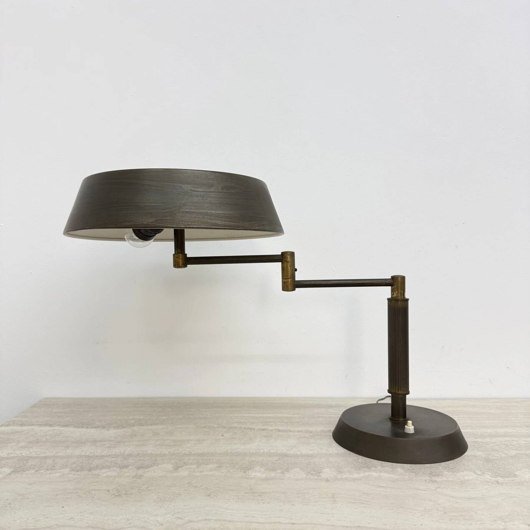 Mid-century Italian brass table desk lamp with pantograph arm, 1940s