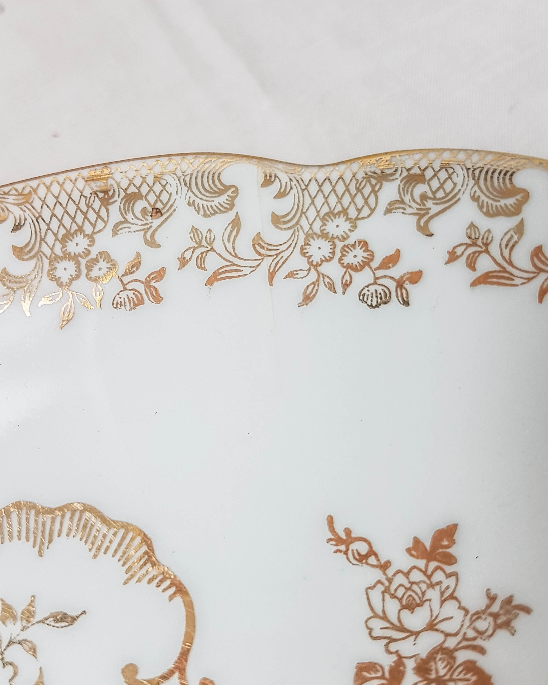 Lot of 4 flat plates Limoges FD Chauvigny golden white rose pattern