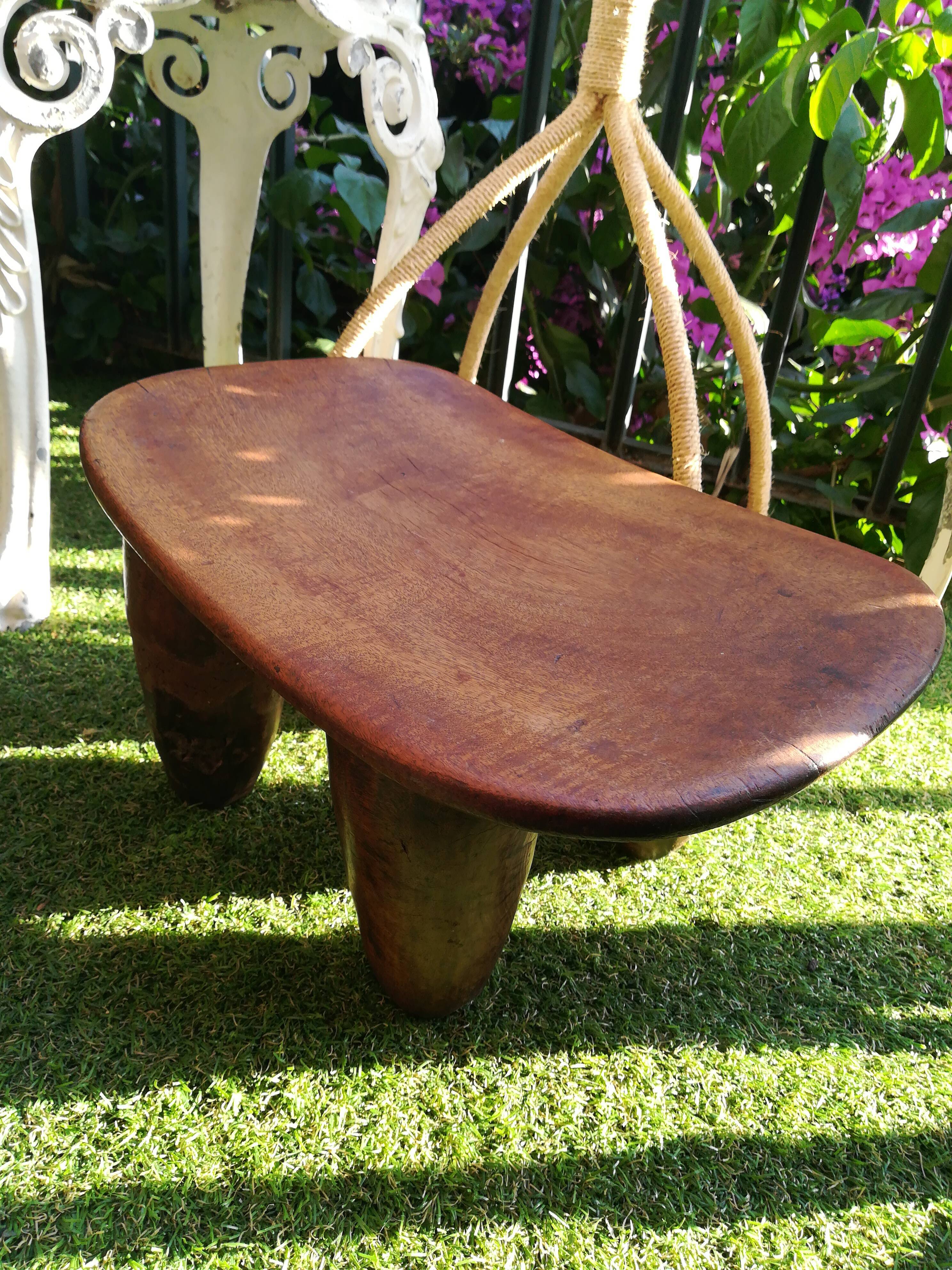 Tabouret where african head rests