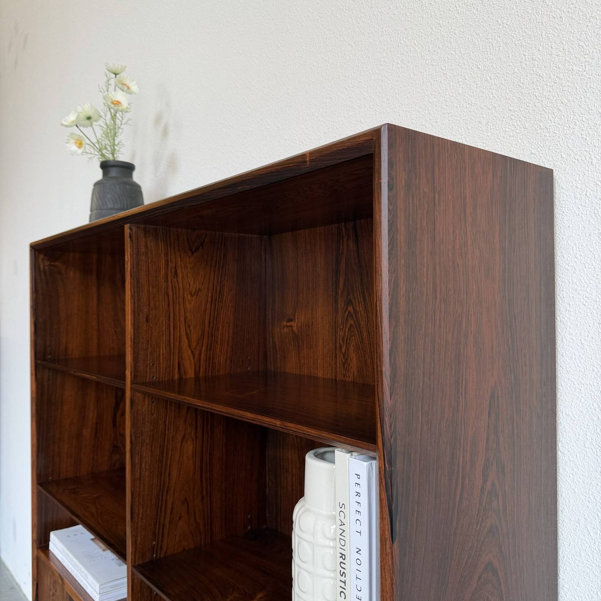 Bibliothèque vintage en palissandre avec éclairage