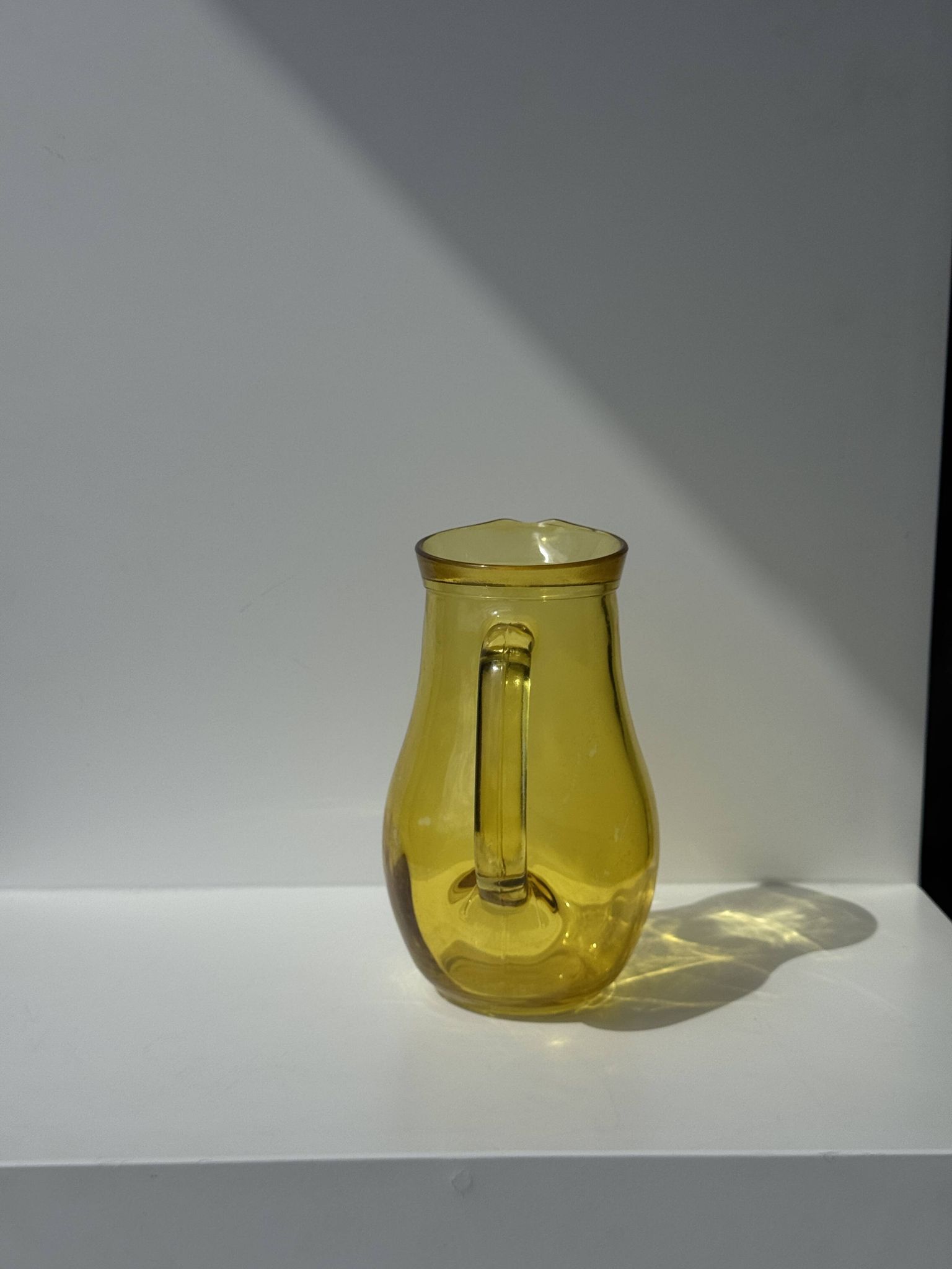 Pichet vintage en verre jaune