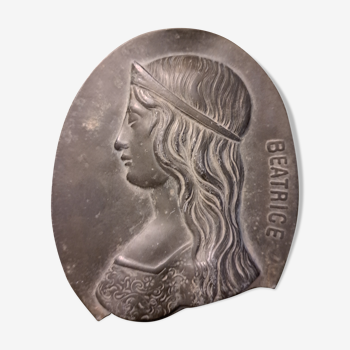 Portrait medallion bas-relief Beatrice in bronze