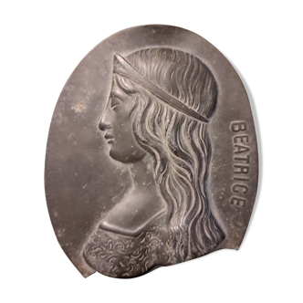 Portrait medallion bas-relief Beatrice in bronze