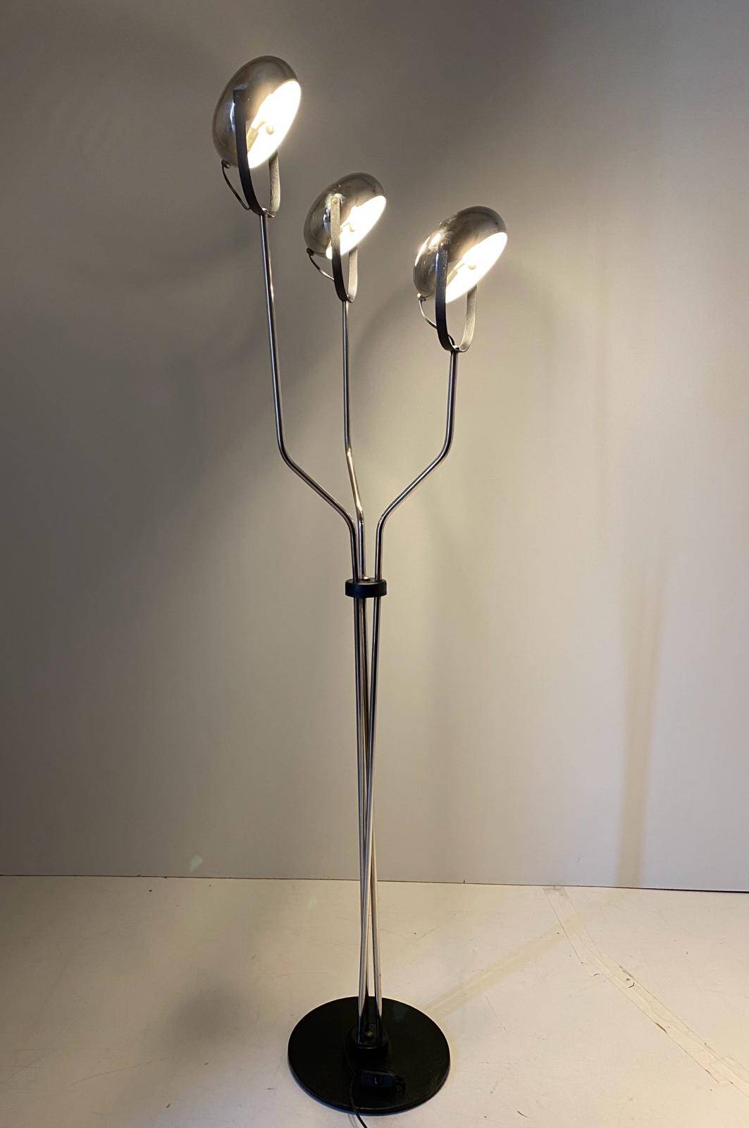 Vintage chromed floor lamp with three adjustable lights spots, Reggiani 1960s