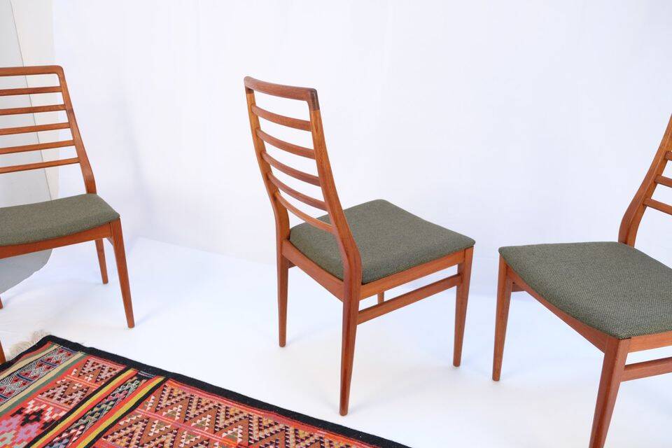1960s-70s style chairs (4 pieces) in teak, retro vintage style.
